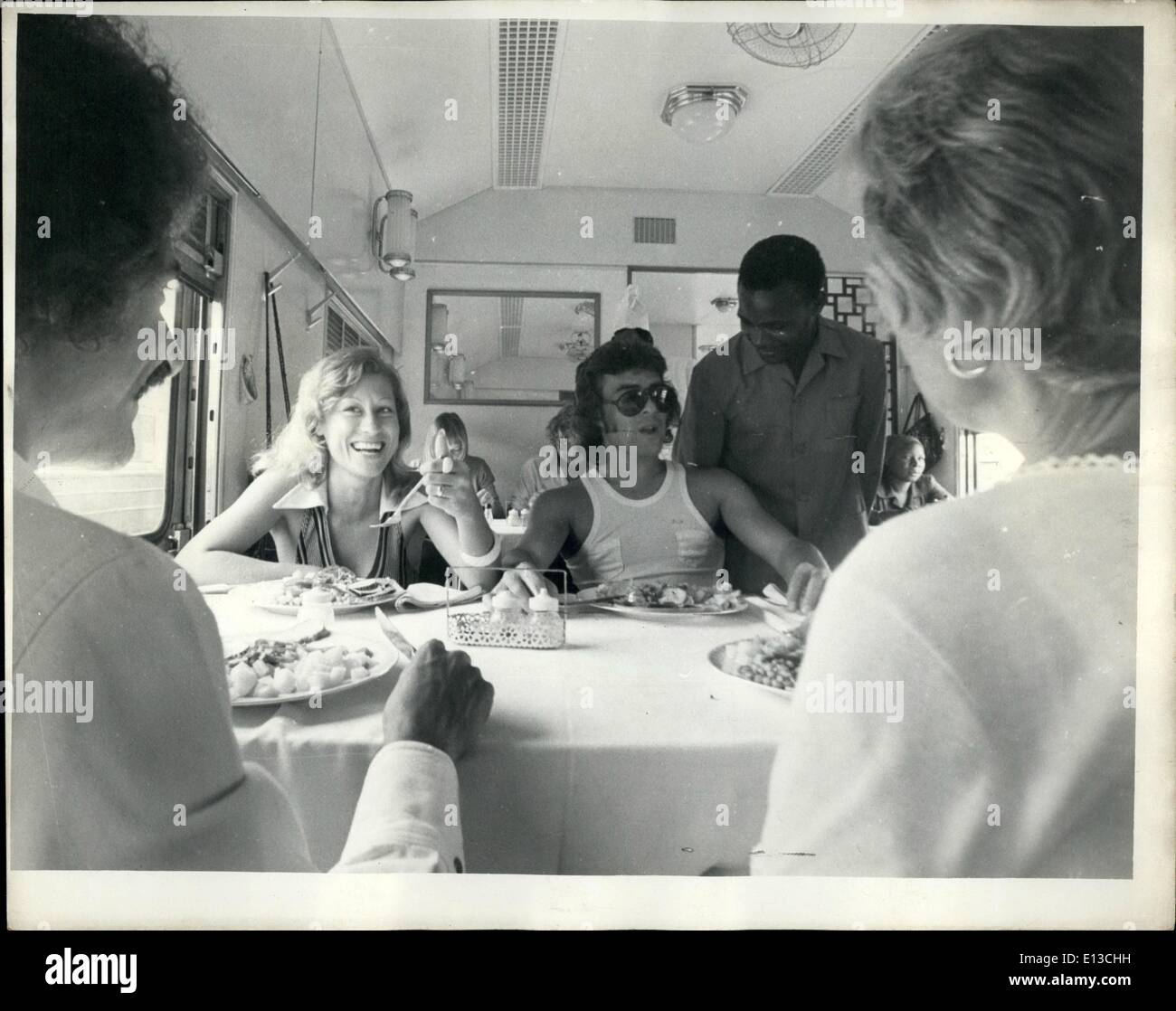 Mars 02, 2012 - ''Grand Uhuru Railway'', En Route- Intérieur de voiture-restaurant sur les grands chemins de Uhuru. Dans des tons de bleu et Buff comme l'Ensemble de train, la location de salle à manger chambre principale à Four-Person 12 Sièges Tables Diners le long d'un côté de la voiture, et 6 Dîners au Tables deux personnes le long de l'autre côté de la voiture. Une plus petite chambre attenante quatre sièges à deux personnes Plus Diners petites tables. Banque D'Images