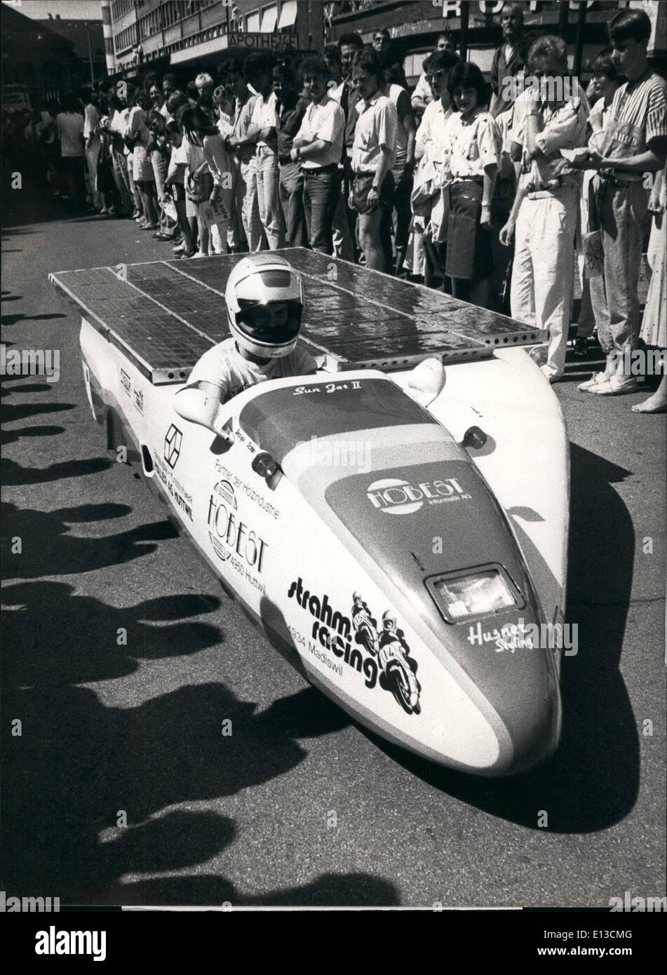 29 février 2012 - Tour de Sol 87 : couvrant 400 km de Bienne à Aro en six jours la troisième tour de Sol démontré 113 voitures à énergie solaire. Picrture : Kurt pilote Büron dans "SUN Jet II'' Faire 85km/h. Banque D'Images