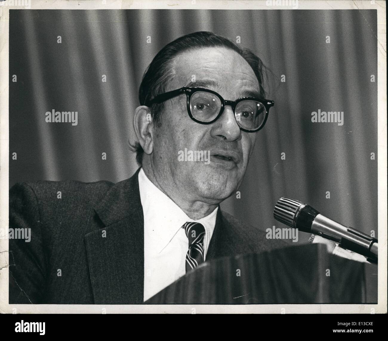 29 février 2012 - La Banque nationale de l'Amérique du Nord a tenu son assemblée d'aperçu économique à l'hôtel Hilton New York aujourd'hui. Le principe le président était M. Alan Greenspan, un membre de la politique économique du président Reagan et du conseil consultatif est actuellement président de la commission nationale sur la réforme de la sécurité sociale, M. Greenspan a présidé le conseil des conseillers économiques du président sous le président Ford. Photo montre. Le Dr Alan Greenspan pendant son discours sur les perspectives économiques pour les années 90. Banque D'Images