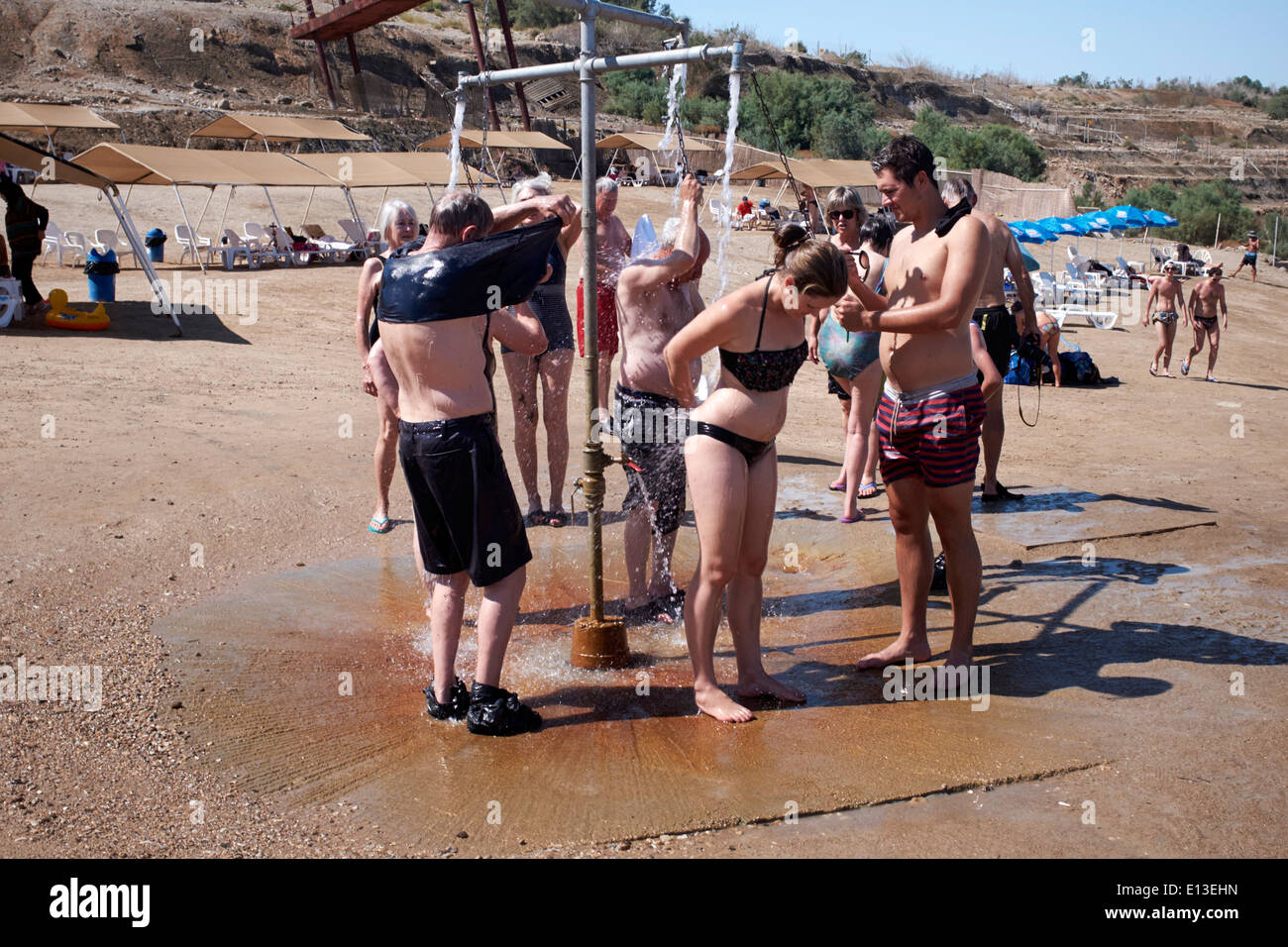 Personnes lavage le boue de la Mer Morte, Israël Banque D'Images
