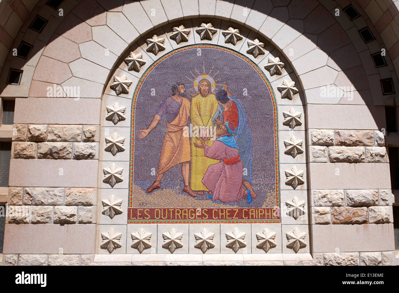 Les outrages chez Caiphe - Jésus est arrêté - mosaïque, à l'église de Saint Pierre à Gallicantu, Jérusalem, Terre Sainte Banque D'Images