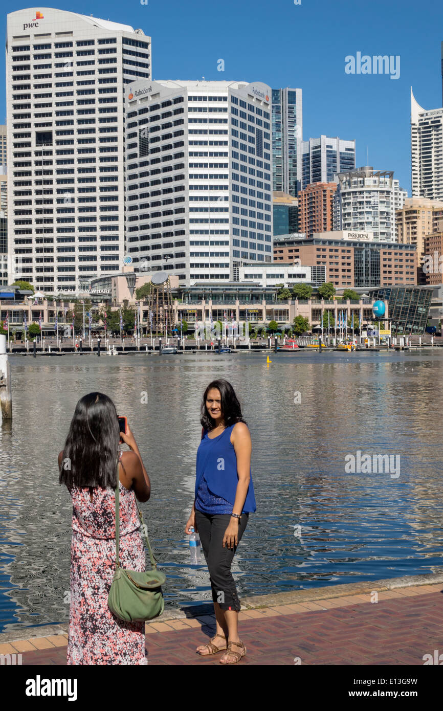 Sydney Australie, Darling Harbour, port, Cockle Bay Promenade, quai, eau, gratte-ciel, horizon de la ville, femme asiatique femmes, amis, poser, prendre mobil Banque D'Images
