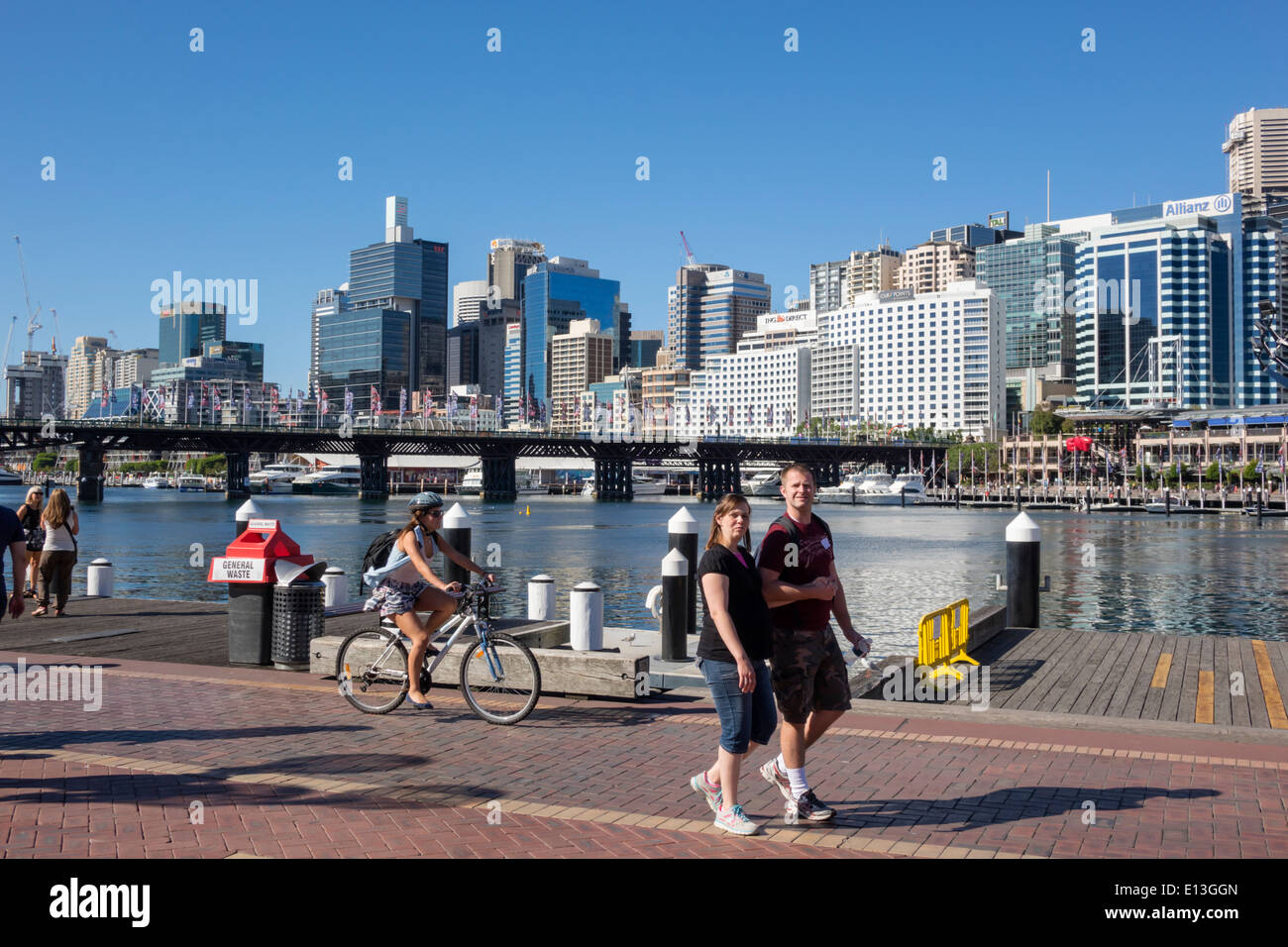 Sydney Australie, Darling Harbour, port, Cockle Bay Promenade, eau, gratte-ciel, horizon de la ville, homme hommes, femme femmes, couple, marche, vélo, ridi Banque D'Images