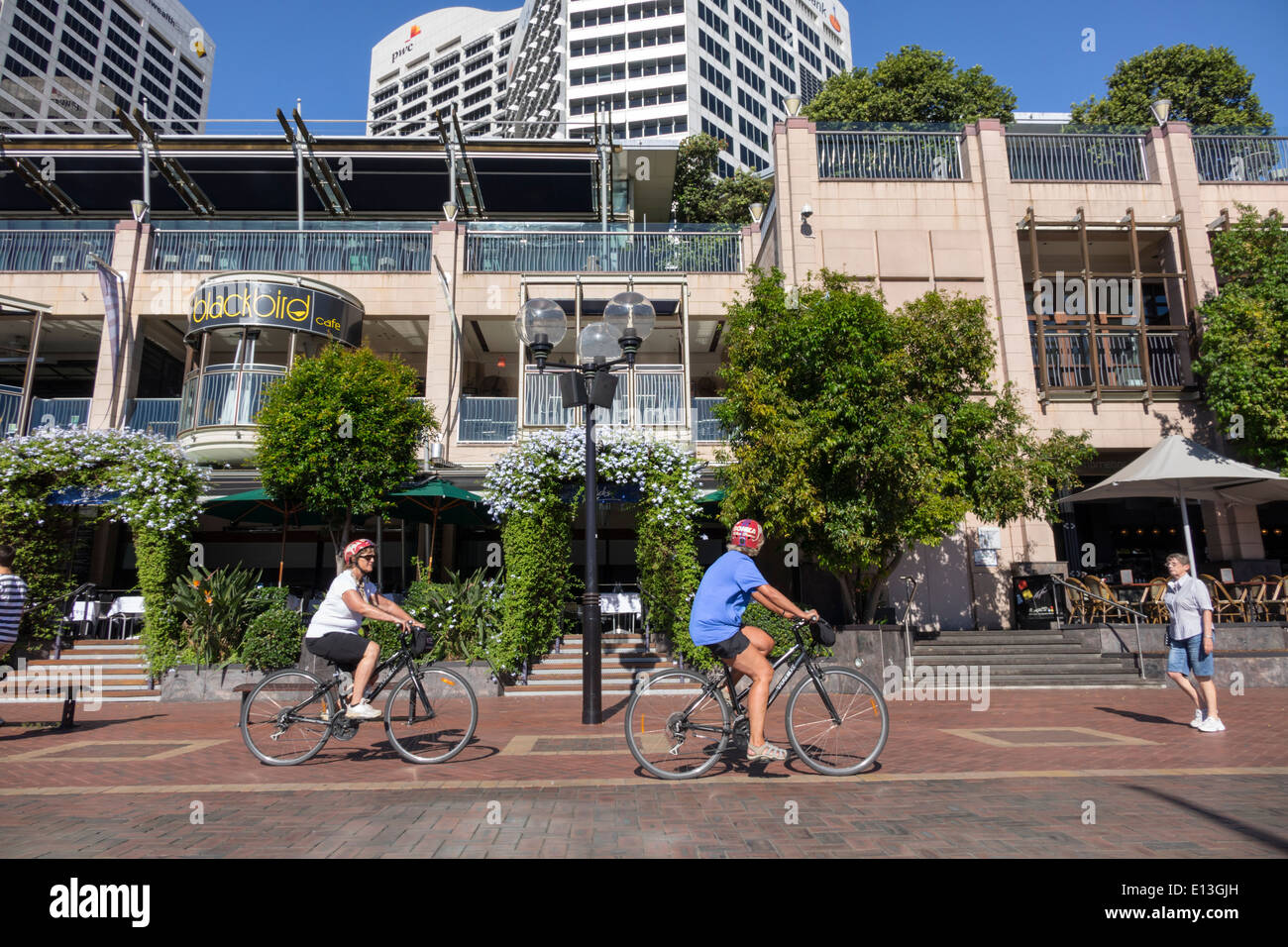 Sydney Australie,Darling Harbour,port,Cockle Bay Promenade,Wharf,femme femme,vélo,vélo,équitation,cyclisme,pilote,vélo,équitation,AU140311091 Banque D'Images
