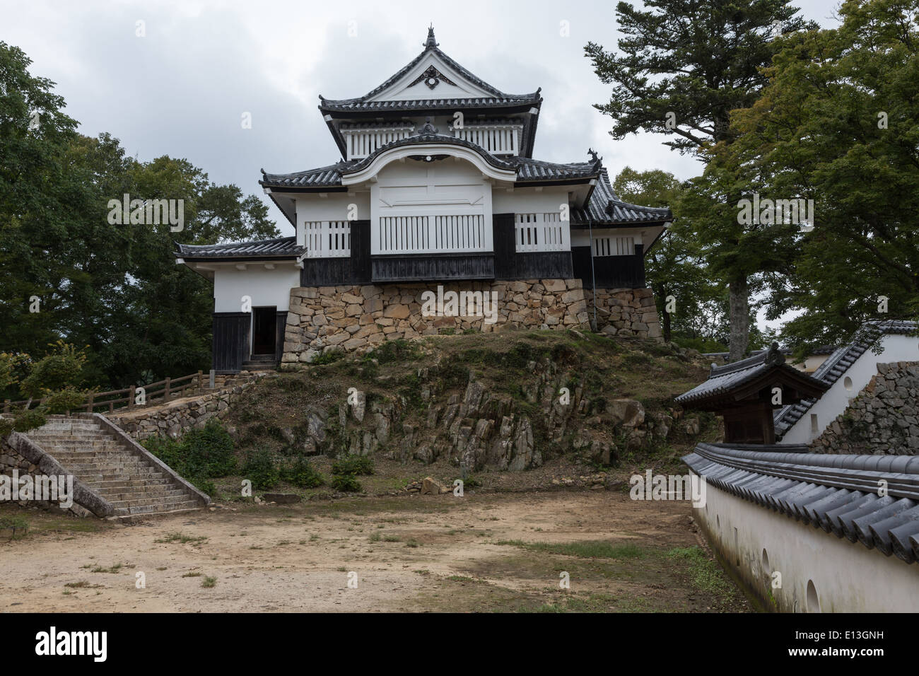 À la recherche de la cour de la montagne château de Matsuyama. Banque D'Images