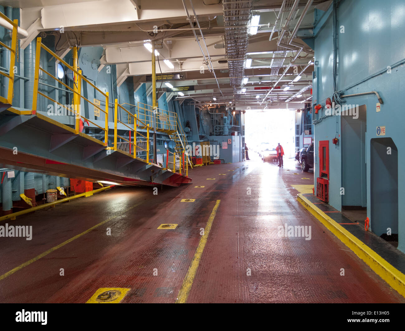 Voitures chargement sur un ferry, Québec, Canada Banque D'Images