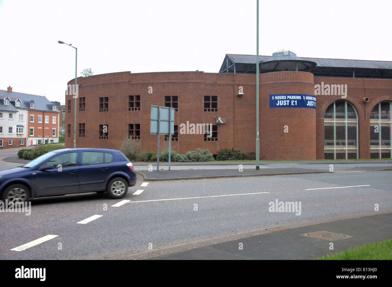 Tiverton, Devon - gratuitement à l'extérieur de la ville parking gratuit dans les supermarchés que les autorités locales ont pour réduire les frais de stationnement de voiture pour attirer les gens dans les centres-ville Banque D'Images