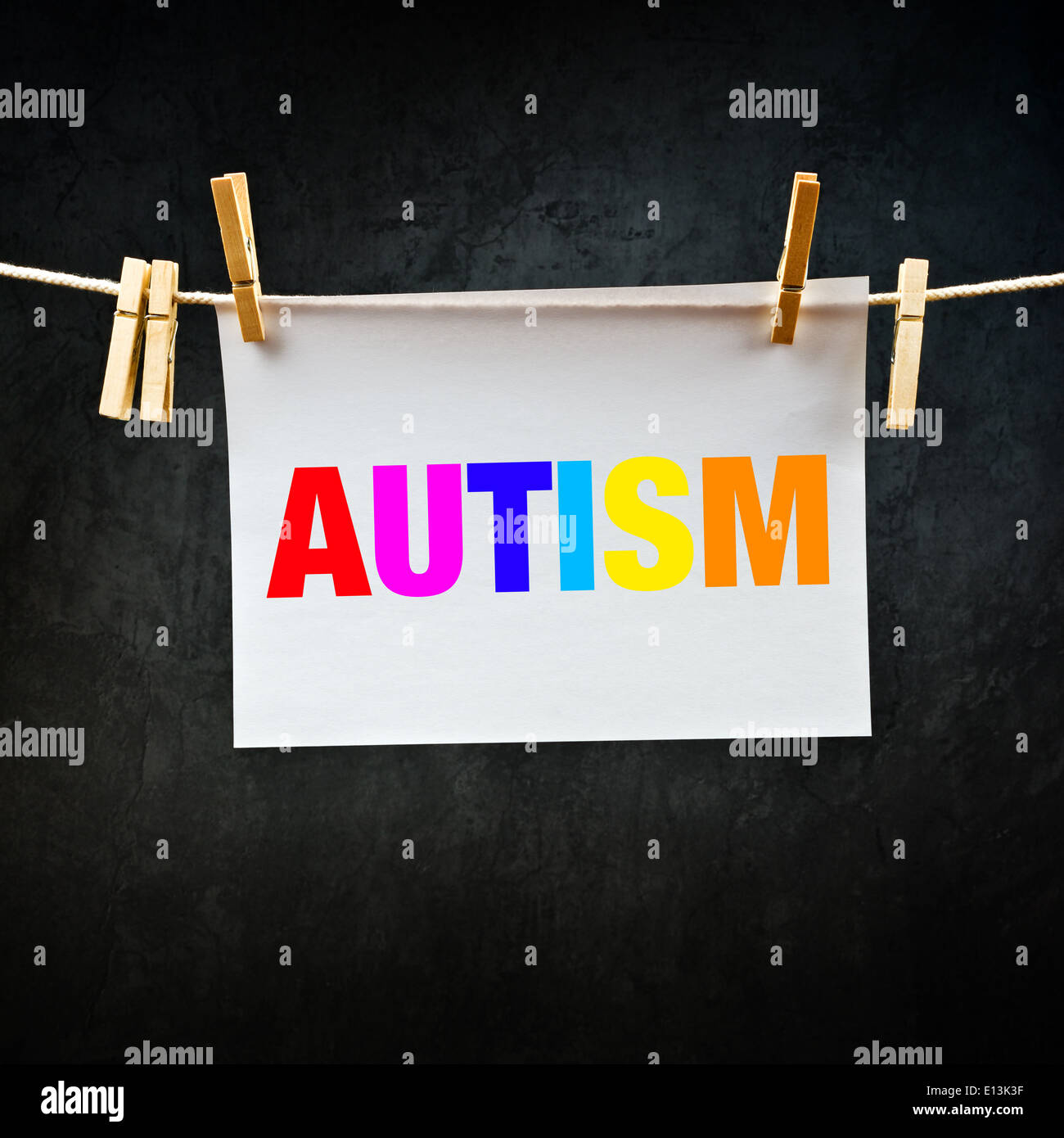 L'Autisme imprimée sur papier accroché sur corde. Image Concept de trouble du développement neuronal. Banque D'Images