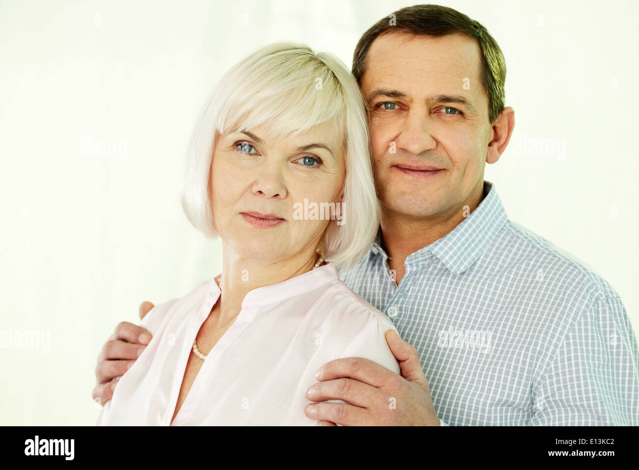 Portrait of a happy senior couple looking at camera Banque D'Images