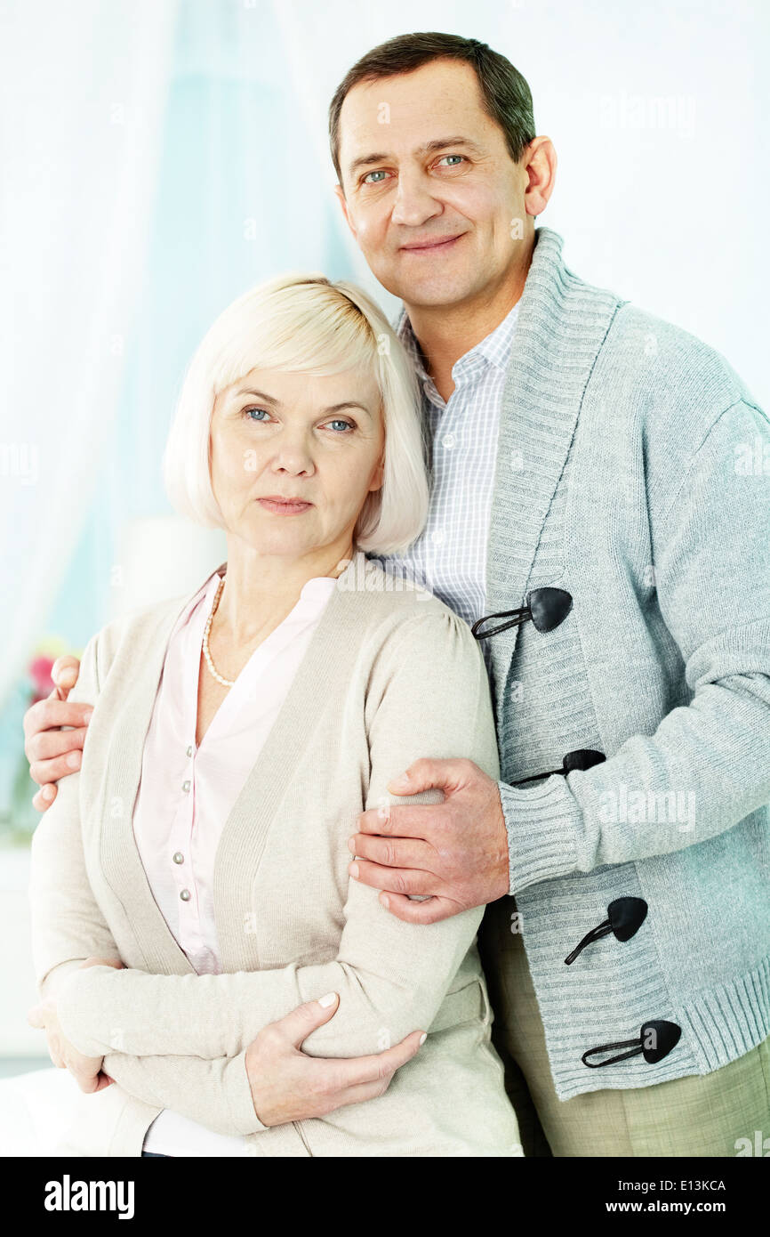 Portrait of romantic couple looking at camera Banque D'Images