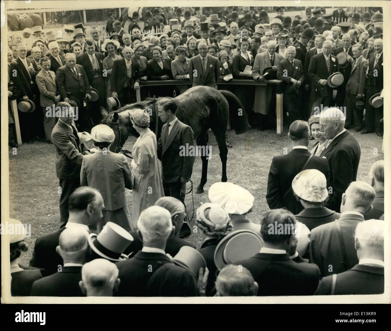 Mars 02, 2012 - 6-57 Arroza gagne les chênes pour la Reine. Le gagnant dans le Paddock. Monté par Lester Piggott, Carrozza appartenant à Sa Majesté la Reine, cet après-midi a remporté les chênes du Silken Glider (Eddery) avec Rose Royale (J. Massard) à la troisième place. Photo Keystone montre : vue générale montrant la scène dans le paddock après la Reine avait conduit en Carrozza qui est vu avec la reine mère et la princesse Margaret. La Reine parle de fonctionnaires, à la droite. Banque D'Images