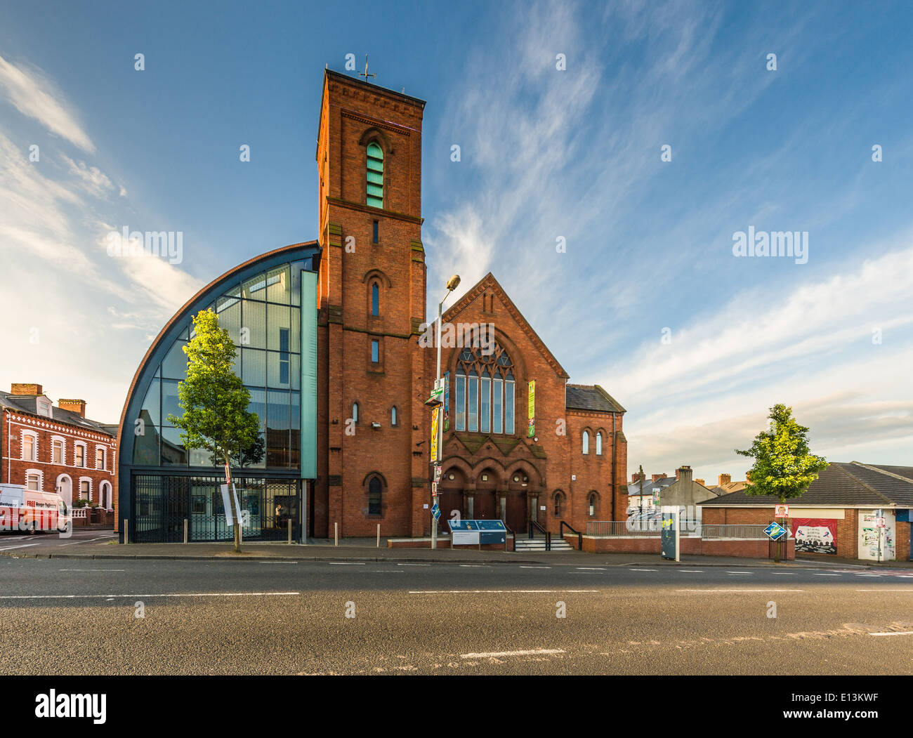 An Culturlann, Falls Road, Belfast, une ancienne église presbytérienne qui est maintenant utilisée pour promouvoir la culture irlandaise. Banque D'Images