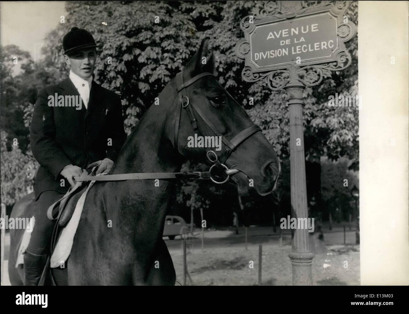Mars 02, 2012 - Young rider autrichien espère devenir un record man : jeune cavalier Autrichien, Wilfried Wendi, qui est arrivé à Paris pour quelques jours, espère devenir le record man de la plus longue balade et de battre le record de retard (8,500 km). Il doit monter jusqu'en janvier 1960. Wilfried Wendi et son cheval Hexe, à Paris Bios De Boulogne pendant leur marche. Banque D'Images