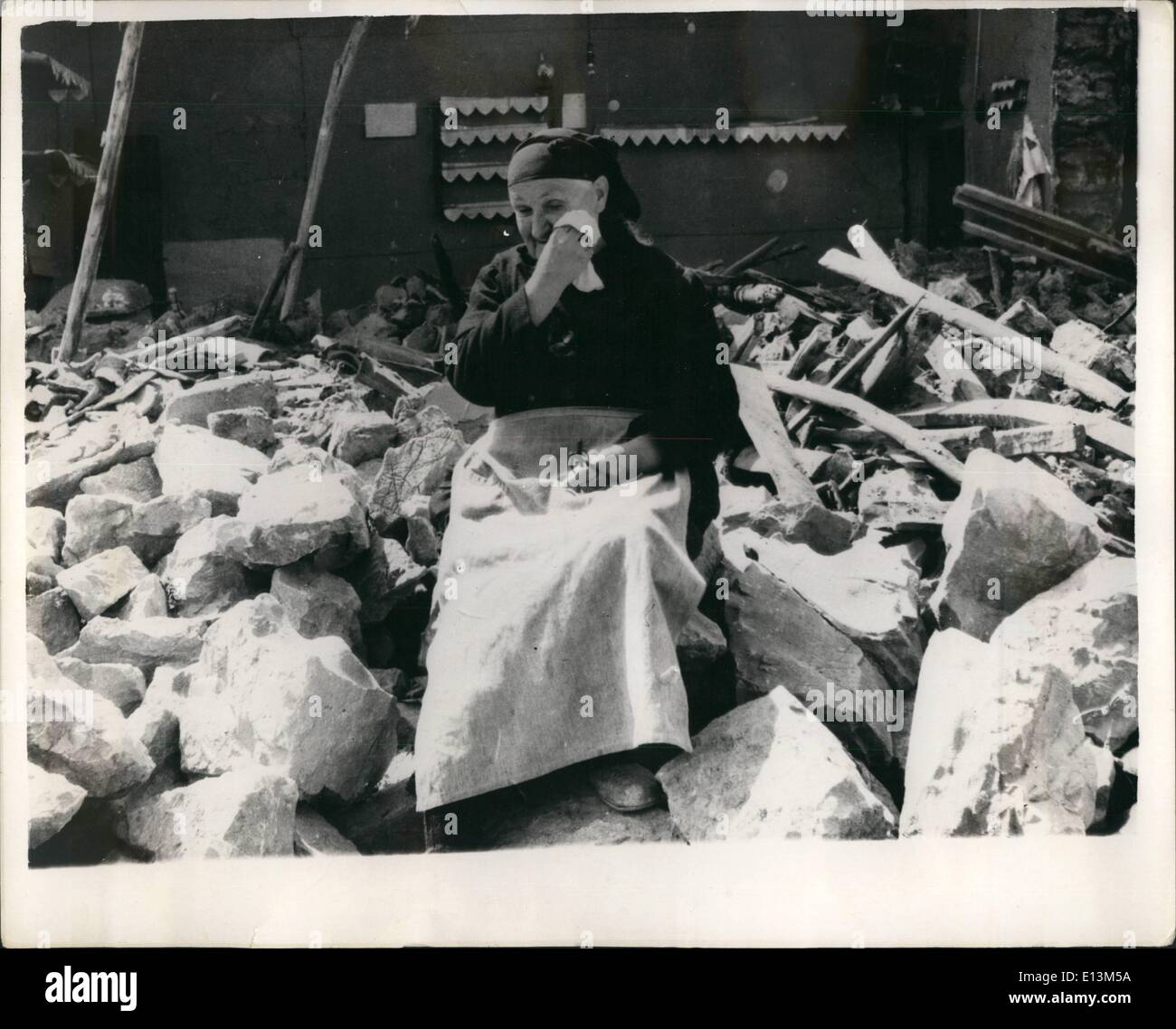 22 mars 2012 - Tremblement de terre en Grèce centrale : 19 personnes ont été tuées et 70 blessés, et 20 000 sont sans abri dans le séisme qui s'est étendue à la destruction de plus de 1 500 milles carrés de Thessalie en Grèce centrale. Alors que 600 000 personnes dans la province ont été la préparation de la fête de mai plus de 2 000 maisons ont été détruites et 1 000 endommagées. Communes ont été laissés en ruines. Photo montre une femme pleure au milieu des ruines de sa maison détruite à Domokos. Banque D'Images