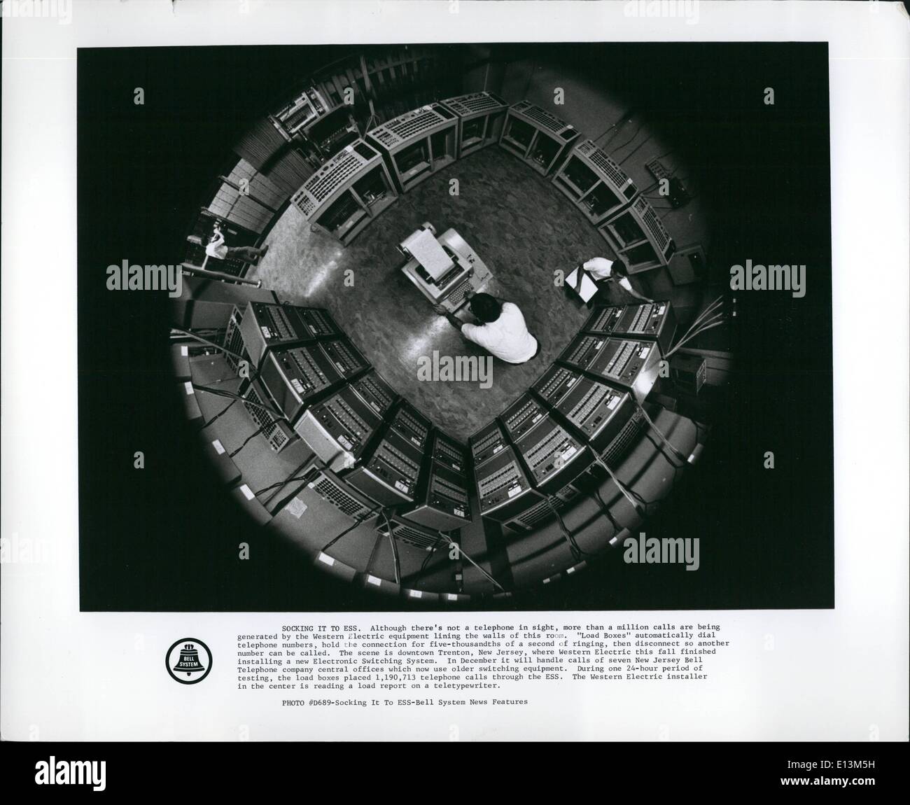 Mar. 22, 2012 - Trop de boudinage de SST. Bien qu'il n'est pas un aperçu de téléphone, plus d'un million d'appels sont générées par l'équipement électrique de l'Ouest bordant les murs de la chambre. ''Boîtes charge'' composer automatiquement les numéros de tyelephone, maintenir la connexion pour cinq-thoundths d'une seconde de sonnerie, puis débrancher afin qu'un autre nombre peut être appelé. La secne est le centre-ville de Trenton, New Jersey, où l'Ouest cet automne électrique terminé instaaling un nouveau système de commutation électrique Banque D'Images