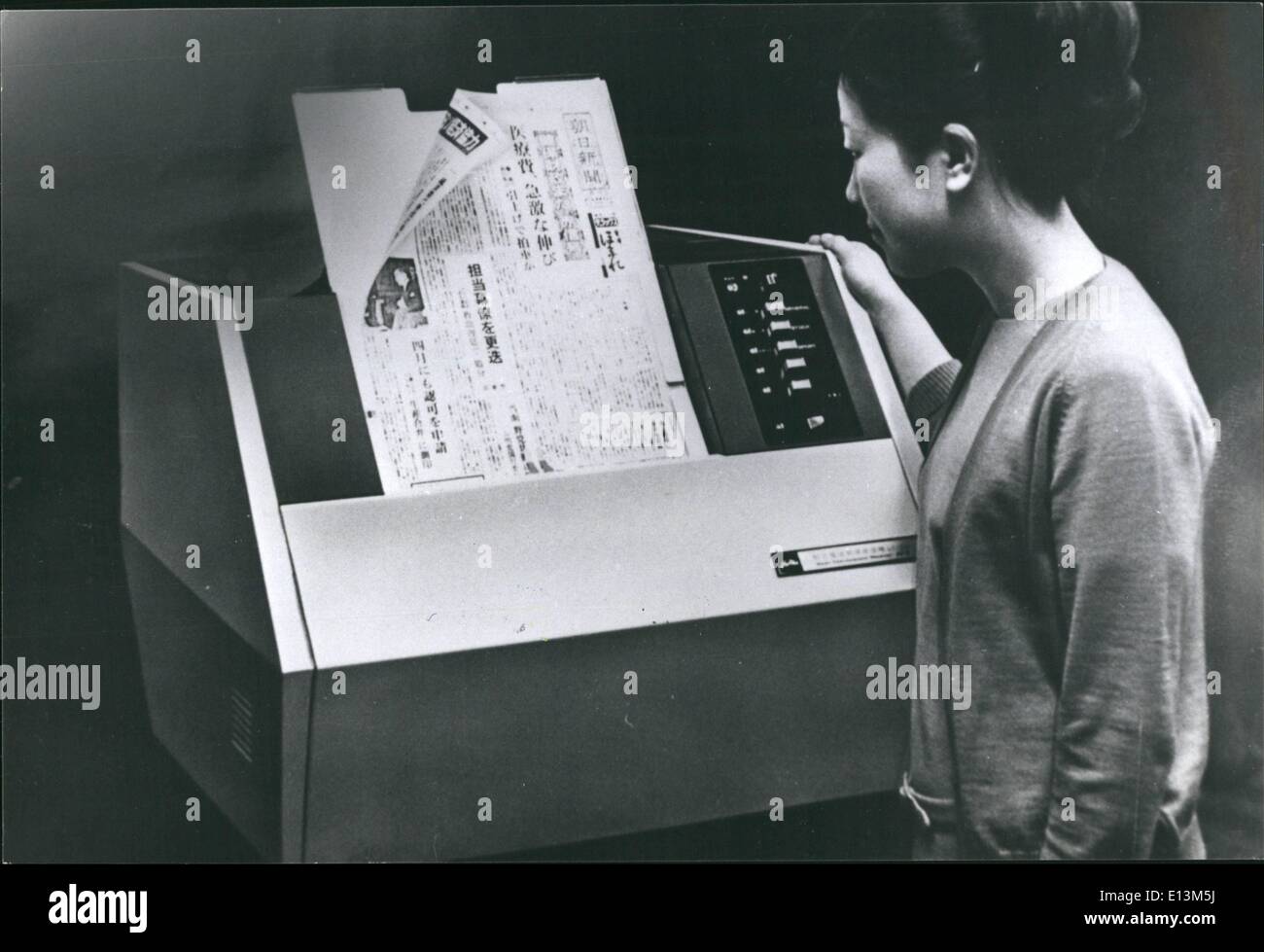 Mar. 22, 2012 - Telenewsprinter japonais illustré : un nouveau telenewsprinter capable d'imprimer des deux côtés d'une feuille de papaer simultanément, a été mis au point par le journal Asahi Shimbun de Tokyo avec la coopération de la Tokyo Shibaura Electric Rendez (Toshiba), et la fabrication du papier Juju Co. La nouvelle machine à-3, modèle remplace l'AT-2 récepteur étant représenté à l'Expo '70. Avec le nouvel émetteur-récepteur, une feuille de papier 32 par 45 centimètres de taille peut être imprimé sur les deux faces en environ 5 minutes et 40 secondes Banque D'Images