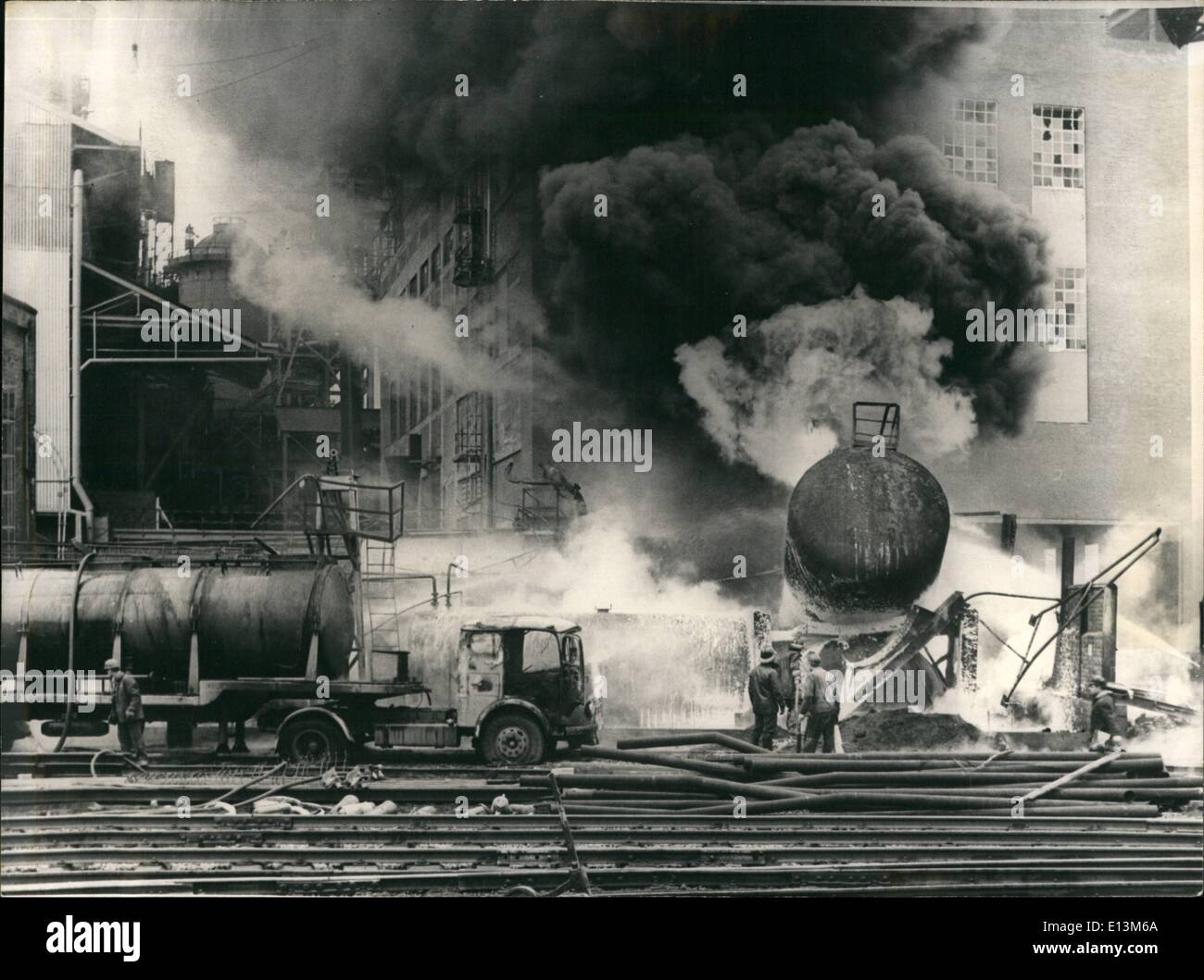Mar. 22, 2012 - Explosion à Marcinelle ; pour des raisons inconnues, un Cistean sous-remplissage de camions avec vue éclatée de benzol et communiqué l'explosion au réservoir contenant 70 tonnes de benzène. Plusieurs ouvriers qui se trouvaient à proximité ont été blessés l'un d'entre eux gravement brûlé. Banque D'Images
