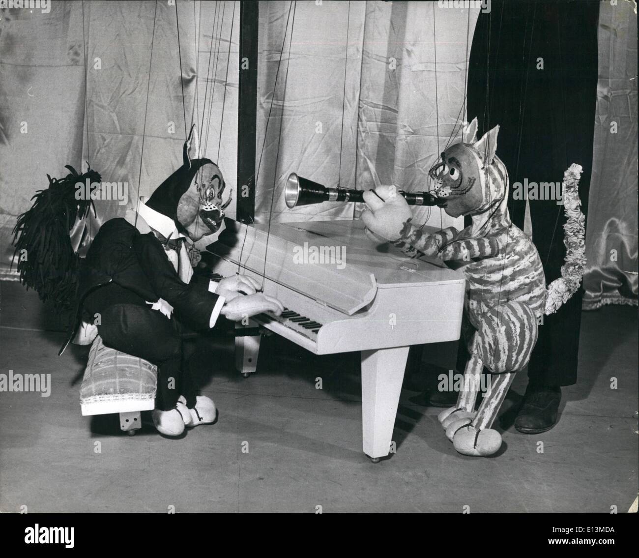 Mar. 22, 2012 - Comédie musicale Cats N des chaînes. Faisant leur première apparition au Palladium sont deux Australiens qui ont une nouvelle loi sur les marionnettes. Ils sont mari et femme, Paul et Peta Page, et leur loi intelligente s'est avérée un grand succès avec l'auditoire. Ils ont quatre marionnettes chat jouant tous les instruments de musique différents, de graisses au piano, de la marmelade sur le clarionet, Tim dans le trombone et la trompette, Tom le quartette musical nommé convenablement le . Hepcats Aidé par Paul et Peta tirant les cordes et l'orchestre de théâtre alimentant la musique, ils produisent un quartier animé et bruyant jam session. Banque D'Images