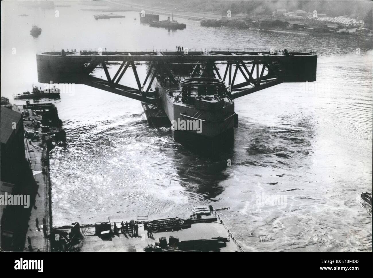 Mar. 22, 2012 - Le Japon appuie Big Oil Rig Pour U.S.A. : une immense salle des machines de forage pétrolier off-shore aux Etats-Unis est situé à de Sasebo Heavy Industries shipyard au Japon pour commencer une longue remorquer jusqu'à la côte Pacifique des États-Unis à l'achèvement pour Transworld Drilling Company. Les trois pieds qui appuiera la salle des machines au-dessus de l'eau suivre à bord d'un cargo, les jambes seront auto-jack-up type d'élévation, de la montée ou de la descente de la grand-salle des machines lorsque cela est nécessaire à des fins drling. La longueur de forage dans l'est de 120m.(400ft). largeur 17.7m (58ft), profondeur 7,0 m (23ft) Banque D'Images