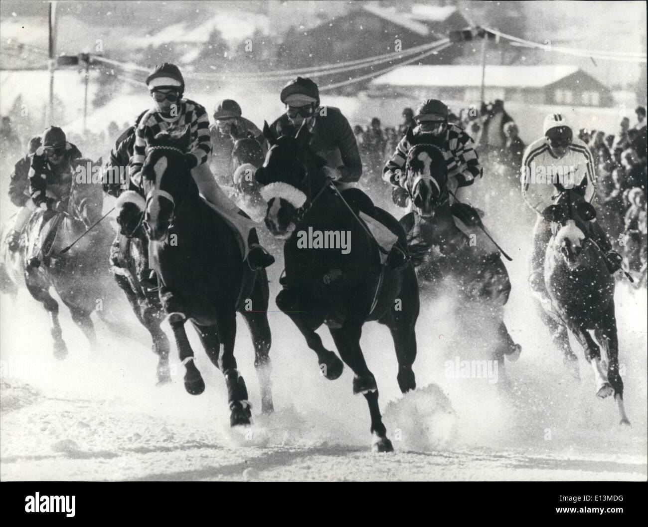 22 mars 2012 - Course de Chevaux annuelle sur le lac de Saint-Moritz. Au cours des 75 dernières années, les courses de chevaux a eu lieu sur le lac couvert de neige gelée à Saint-moritz la célèbre station d'hiver de l'Engadine chevaux. Photo montre : les chevaux au grand galop pendant la course sur le lac gelé à Saint-Moritz. Suis/Keystone Banque D'Images