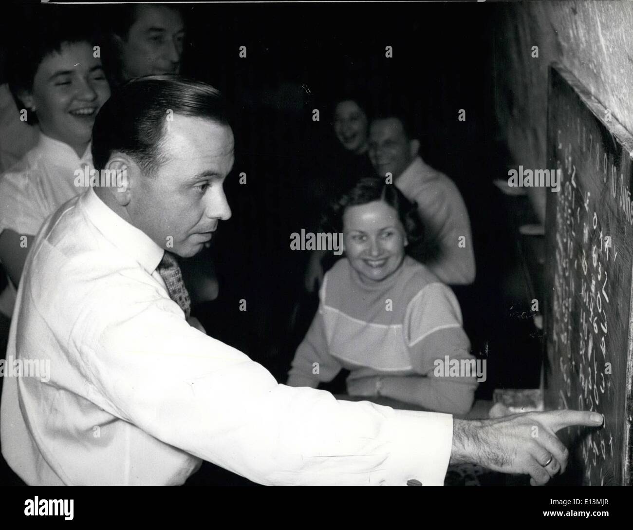 Mars 02, 2012 - Bowling événements entre la dame et le mari. Les pionniers à l'observation de quilles sont les progrès de ces dames. Banque D'Images