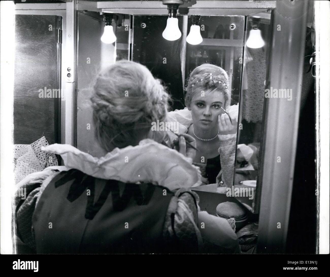 Mars 02, 2012 - Étudiant - Bardot's double - lit en chœur. Julie à effectuer avant de reine mère. : Prendre part à la performance combinée organisée par la Royal Academy of Dramatic Art - la Central School of Speech and Drama et à la London Academy of Music and Dramatic Art - Vanbugh au théâtre, Bloomsbury aujourd'hui - est âgé de 20 ans étudiant Julie Christie - qui est né à Heathfield, Inde - où son père était un planteur de thé. La performance est regardé par la Reine Mère. Les étudiants affirment que Julie est Brigitte Bardot's double Banque D'Images