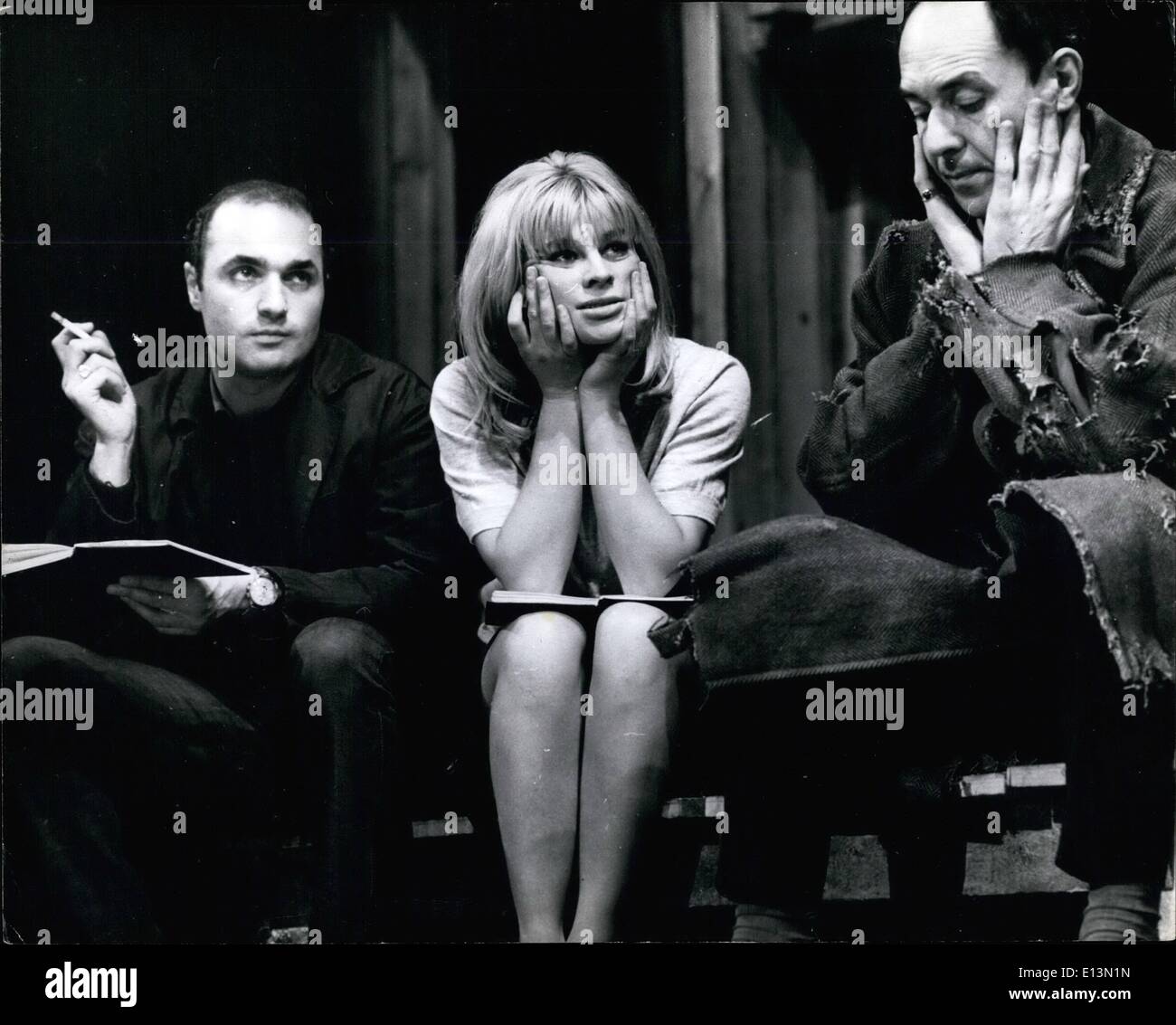 Mars 02, 2012 - Julie Christie et membres de Birmingham Rempl. écouter le producteur. Chaque semaine, ils ont mis sur un autre jeu et Julie répète matin et l'après-midi six jours par semaine pour les représentations en soirée. Banque D'Images