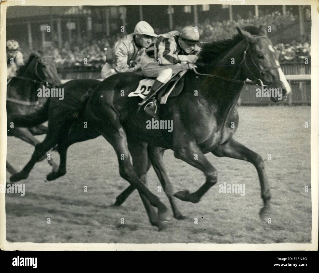 Mars 02, 2012 - Douze ans remporte la race à Manchester. Plus jeune gagnant nouveau record. Douze ans Robin Langley fils d'agriculteur a gagné le handicap à Sedgeley 100-7 sur les arts à la Manchester hier courses battant ainsi le plus jeune gagnant Lester Piggott enregistrement en cinq mois. Photo : Keystone montre Robin Langley vu pendant la course qu'il a gagné à Manchester. Banque D'Images