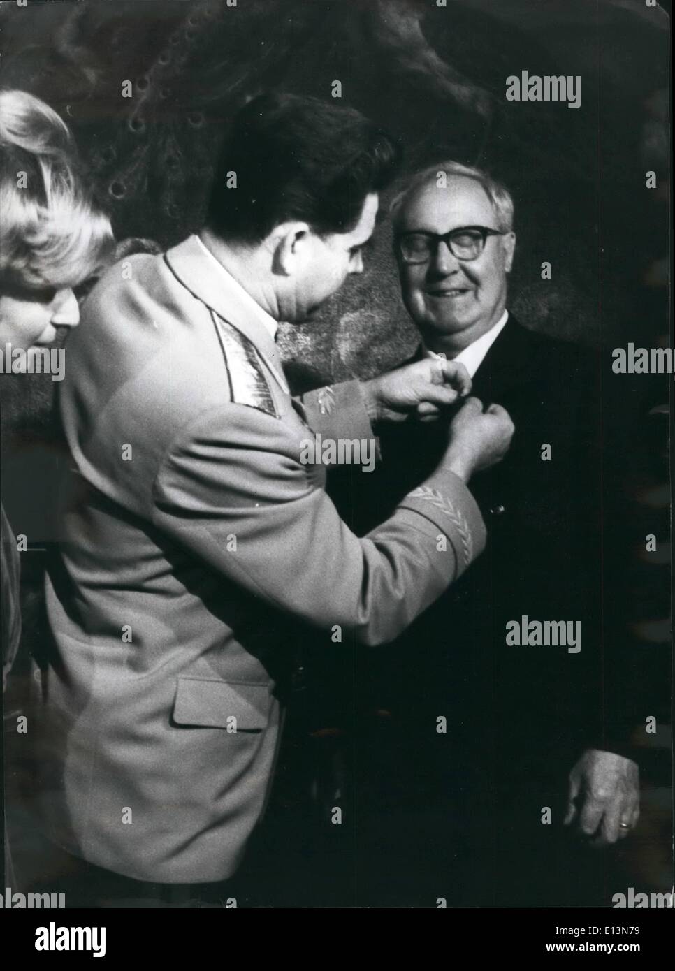 Mar. 22, 2012 - Le cosmonaute soviétique gen. Georgy Bergovoy est en Italie pour assister à un bon sera en visite d'amitié URSS italien, a été reçu par le président italien Giuseppe Saragat et décoré d'un signe distinctif des cosmonautes soviétiques. Banque D'Images