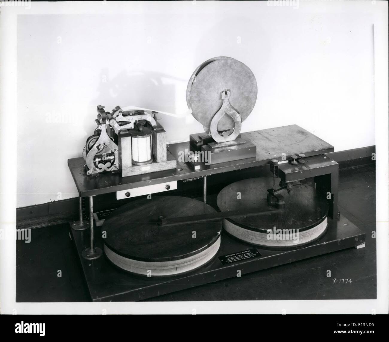 Mar. 22, 2012 - Réplique de telegraph instrument utilisé par Samuel F.B. Toe Morse pour envoyer le premier télégramme public, ''Qu'est-ce que Dieu a fait ?'' de Washington à Baltimore le 24 mai 1844. Le telegraph key peut être vu dans le centre de la photo. L'instrument original est maintenant administré par l'Université de Cornell qui a été nommé d'après Ezra Cornell, un morse partenaire qui construit la première ligne de télégraphe 40 km entre Washington et Baltimore. Banque D'Images