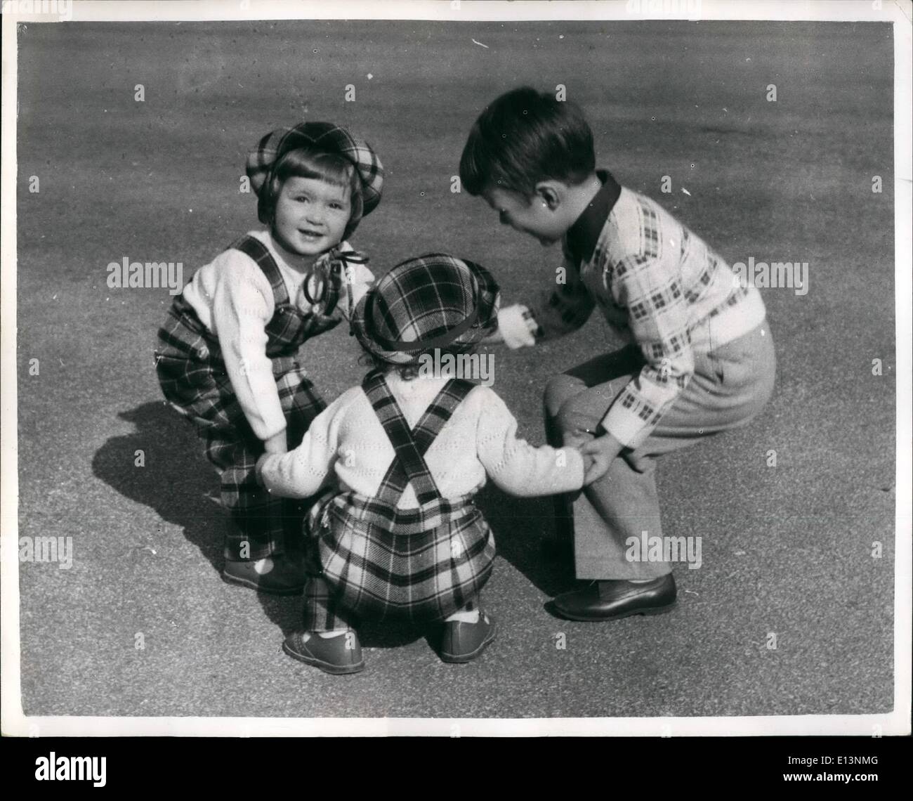 22 mars 2012 - L'enfant s'amuser Begman - dans un parc de Londres. Un anneau Ring O' Roses. À Londres - avec leurs célèbres parents Ingrid Bergman et Roberto Rossellini - sont les jumeaux Ingrid et Isabelle .. Bien que mère joue le rôle titre dans ''St. Joan'' au théâtre Stoll - les enfants s'amusent dans un parc de Londres. Photo montre :- Ingrid regarde la caméra - bien qu'avec des lits de Eiken et quatre ans Robertino - ils ont un jeu ''Ring a Ring o'roses'' dans un parc de Londres. Banque D'Images 22 mars 2012 - L'enfant s'amuser Begman - dans un parc de Londres. Un anneau Ring O' Roses. À Londres - avec leurs célèbres parents Ingrid Bergman et Roberto Rossellini - sont les jumeaux Ingrid et Isabelle .. Bien que mère joue le rôle titre dans ''St. Joan'' au théâtre Stoll - les enfants s'amusent dans un parc de Londres. Photo montre :- Ingrid regarde la caméra - bien qu'avec des lits de Eiken et quatre ans Robertino - ils ont un jeu ''Ring a Ring o'roses'' dans un parc de Londres. Banque D'Images