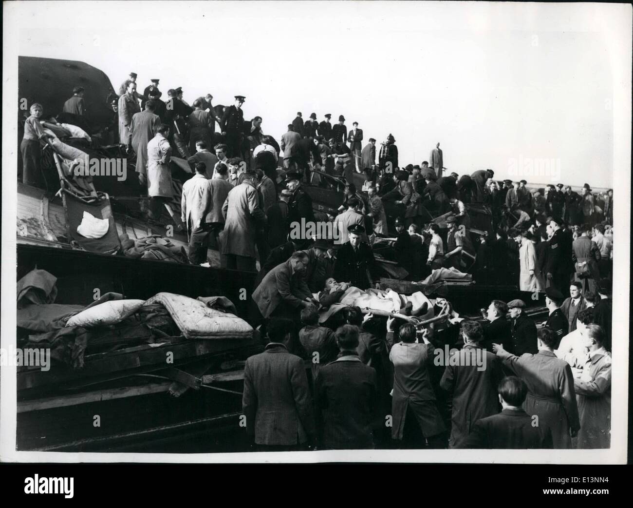 Mar. 22, 2012 - De nombreuses victimes craint dans la triple catastrophe crash à Londres, à Harrow ; trois trains la nuit au sud de Londres un autre express et un (illisible) Harrowand Wesldatons est écrasé à Station ce matin. L'un des trains a labouré ce jouet plate-forme un rouleau de grande mort à craindre. Photo montre la scène en tant que travailleurs recherchés et fermer l'épave après l'écrasa à Harrow, ce matin. Banque D'Images