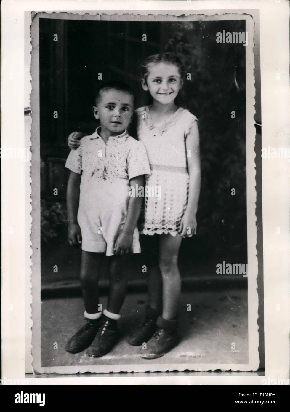 Mar. 22, 2012 - Le Maréchal Tito aidé mère allemande ! Il a envoyé son Chikdern retour : Pendant de longues années les réfugiés allemands-femme Elise Kuhn ont mené un combat désespéré au sujet de leurs enfants. C'est à la fin de la guerre il y a 8 ans quand elle a été séparée par la force de leur part, elle et son mari ont été emmenées par Partoisable yougoslave et remis aux Soviétiques pour un travail dur. En 1946 elle f;conduit à partir de la Russie à la zone soviétique et allemand à partir de là, en 1948 à la Bavière. Après de longues enquêtes elle a finalement appris que ses enfants Susanne et Johann ont été dans des asiles d'orphelin yougoslave Banque D'Images