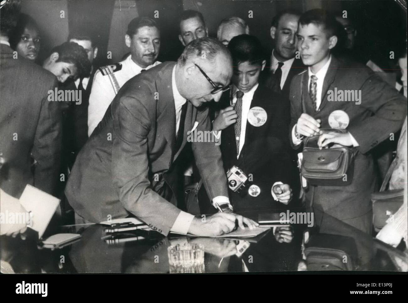 Mar. 22, 2012 - France - Tous les vendeurs de journaux d'enfants - visité Président soudainement Frondisi qui devaient signer beaucoup d'autographes. Banque D'Images
