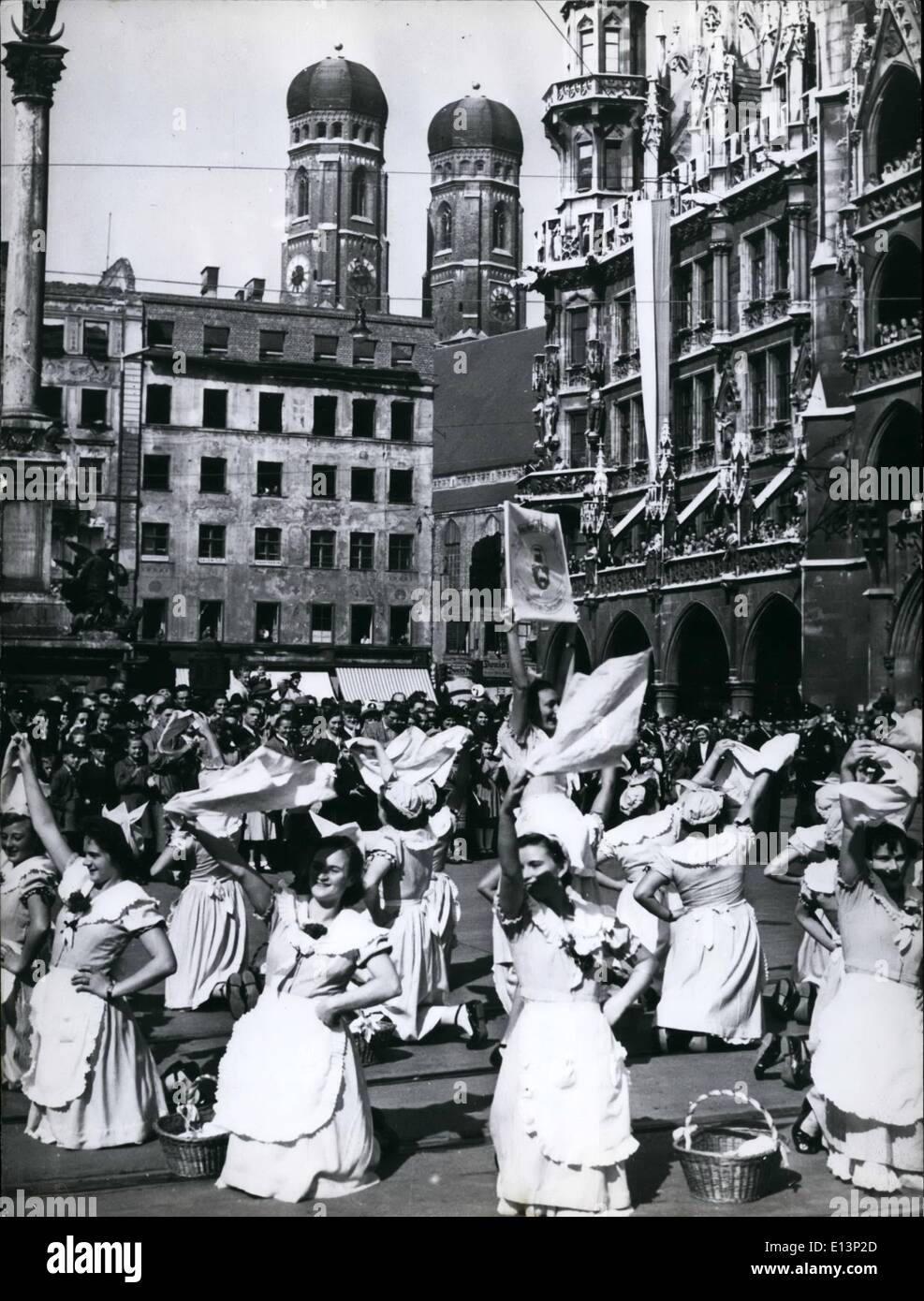 Mar. 22, 2012 - tout au long de l'année de Munich se trouve à invoquer des raisons pour célébrer n'importe quel festival. Ici la danse traditionnelle de ''lavoirs girls'' pendant la procession du costume à l'ouverture de la fête d'octobre, la plus grande fête nationale de l'Europe. Notre photo est prise dans le Marien-Square en face de l'hôtel de ville (côté droit), la Place Marien (côté gauche) et les tours de l'Frauen-Church (centre) Banque D'Images