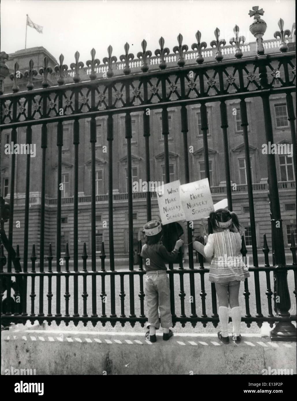 Mar. 22, 2012 - Ces deux jeunes ont décidé de faire leur protestation à mesure qu'ils montent sur le parapet à Buckingham Palace tenant leurs banderoles, ils sont Paul Senior, 3, (à gauche) et Michelle Graler, 3, tant d'Elstree, Herts. Banque D'Images