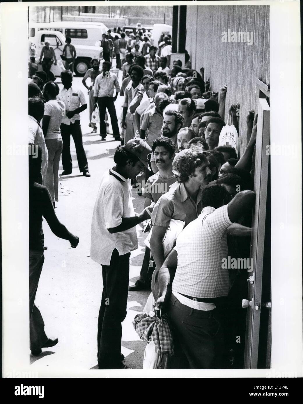 Mar. 22, 2012 - Les longues files de réfugiés cubains attendre d'entrer dans le centre de traitement au Fort Walton Beach de foire. Banque D'Images