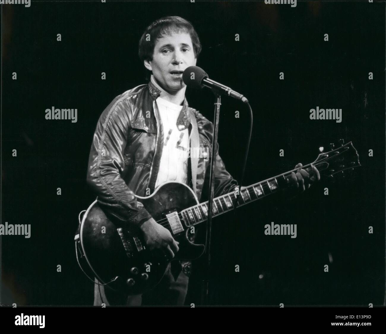 Mar. 22, 2012 - Simon dans Concerts à Londres : Dix ans après la séparation de son partenaire de chant Art Garfunkel, chanteur américain Paul Simon est toujours un best-seller international. Un multi-millionnaire qui a vendu 40 millions de disques au cours des 20 dernières années, il a été récemment à Londres pour donner une série de concerts solo, soutenu par une bande et par l'autre, au cours des quatre dernières années, il a été impliqué dans un film, ''un trick pony'' qu'il a écrit et joué dans et a maintenant été libéré dans les États Banque D'Images