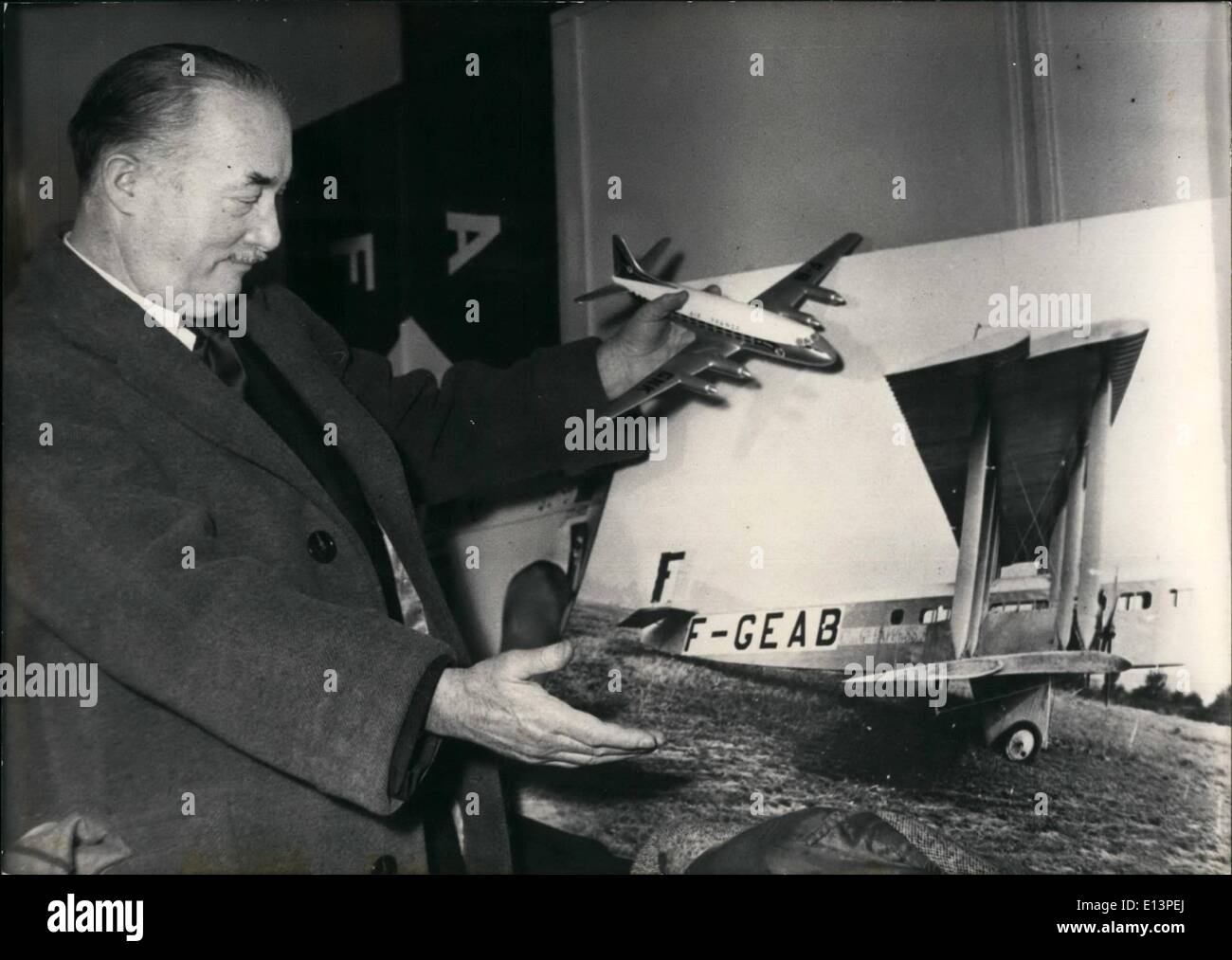 Mar. 22, 2012 - C'est arrivé il y a 35 ans. Le français est maintenant l'air commémorant le 30e anniversaire du premier vol international commercial de Paris à Londres. Lucien Bossoutrot a été l'engin qui était le pilote du Farman avec 15 passagers à bord qui a décollé de Paris le 8 février 1919. Il est le co pilote du vicomte qui fait une liaison Paris-londres-Paris vol aujourd'hui. Banque D'Images