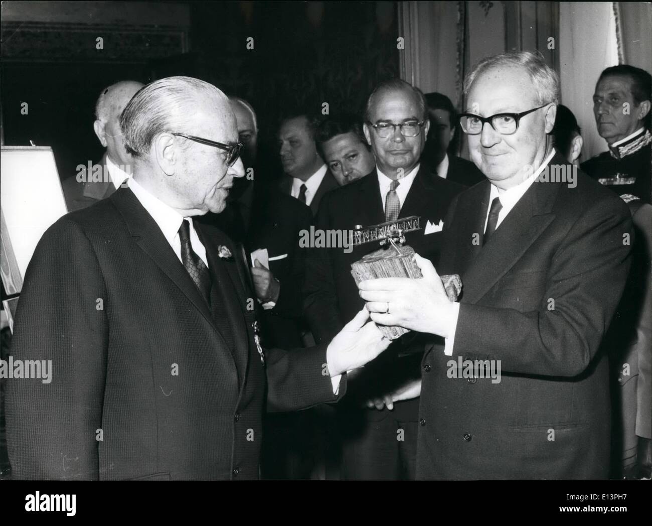 Mar. 22, 2012 - Le président italien Giuseppe Saragat est présenté un modèle d'argent de la Première Guerre mondiale bombardiers Caproni par Harry Manchester, l'un des 14 anciens pilotes américains qui ont servi en Italie pendant la Première Guerre mondiale qui sont les survivants d'anciens combattants 449 Foggia qui a obtenu son diplôme de l'école de pilotage. Beaucoup d'entre eux a effectué des missions de bombardement contre les positions allemandes et autrichiennes en bombardiers Caproni. Dans ces jours classé dans la même catégorie que les B52's d'aujourd'hui. Le Caproni était propulsé par trois moteurs de 150 hp, et pourrait faire une vitesse maximale d'environ 100 mph. Banque D'Images