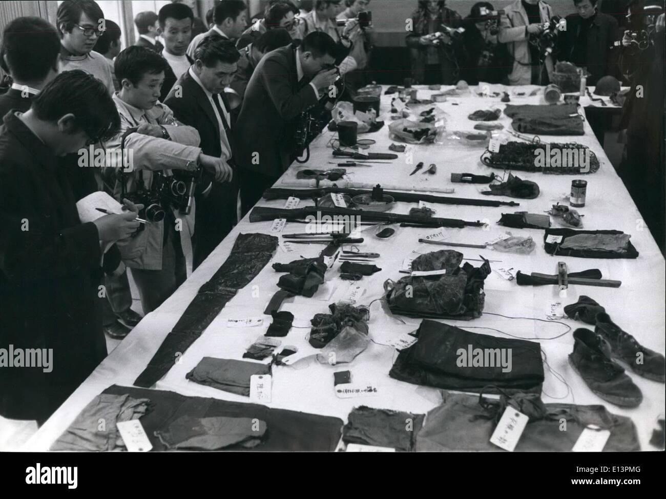 Mar. 22, 2012 - L'équipement du traînard japonais sur Voir : Armes et effets personnels d'Hiro Onoda, l'ancien officier de l'armée japonaise qui a passé 28 ans dans la jungle de l'île de Lubang aux Philippines et a refusé de se rendre jusqu'à l'ordre de le faire par son commandant, sont à voir au ministère de la Santé et du Bien-être à Tokyo, 86 articles sont dans la collection. Photo montre Hiro Onodas équipement jungle sur voir dans Tokyo. Banque D'Images