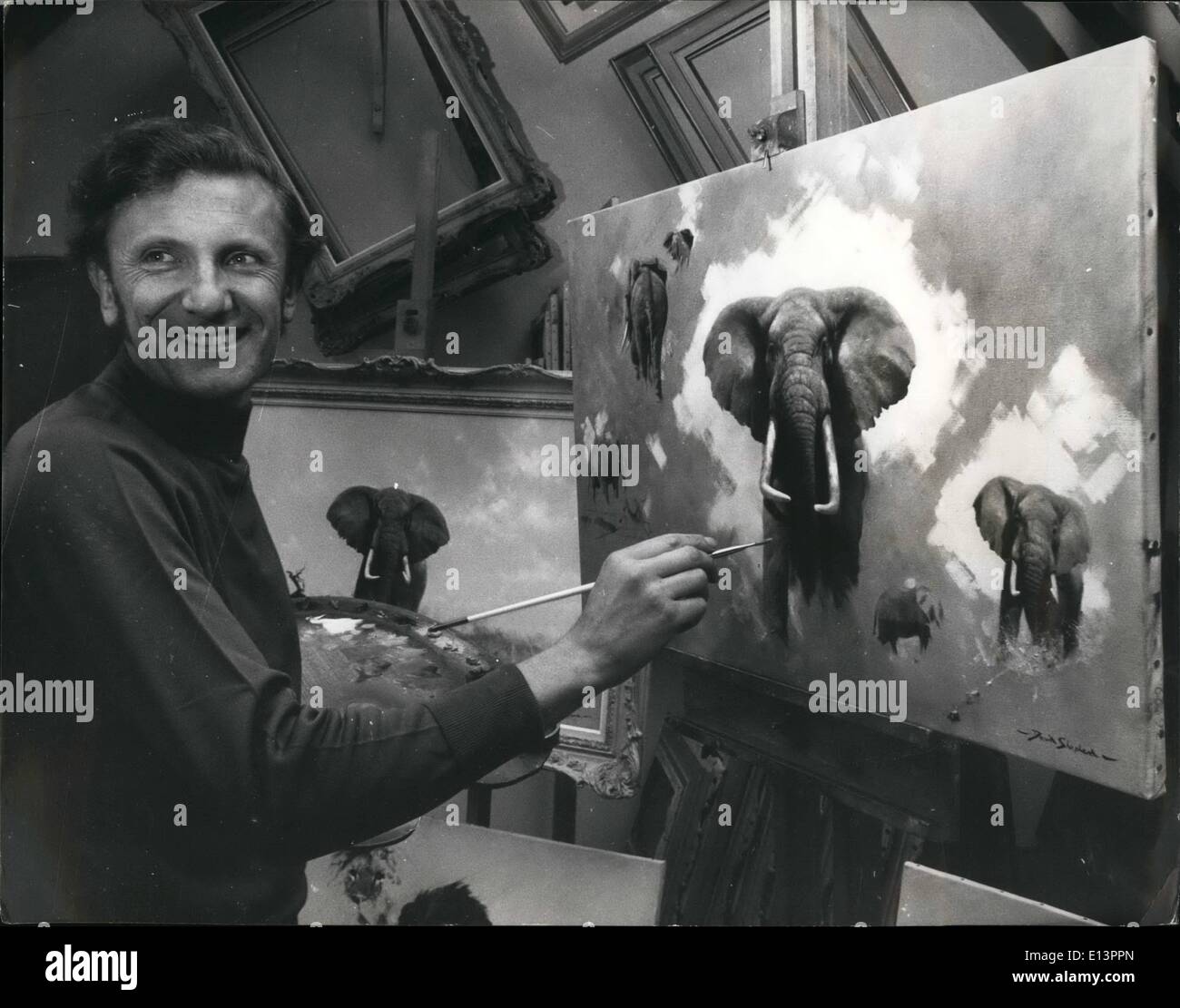 Mar. 22, 2012 - Ses animaux peintures sont célèbres : David Shepherd's de travail - la vie sauvage d'Afrique ont été reproduits par les éditeurs d'art les ailettes et vendus dans le monde entier. À partir de son 15ème siècle maison de ferme accueil sur Hampshire-Surrey frontière, il établit sur son voyage en Afrique avec carnet de croquis et revient avec la matière première pour sa collection de ses peintures, et est photographié ici au travail dans son studio. Banque D'Images