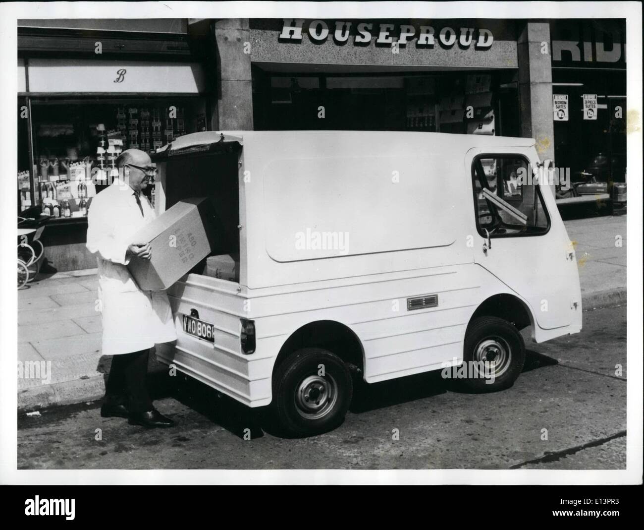 Mar. 22, 2012 - Nouvelle batterie fourgon électrique pour battre la congestion routière : un nouveau style fourgon électrique pour un usage commercial dans les villes et a été introduit par Crompton Leyland Electricars Ltd., filiale commune d'Hawker Siddeley et BLMC, et seront exposées pour la première fois à l'exposition commerciale internationale en transport (18-26 septembre) Banque D'Images