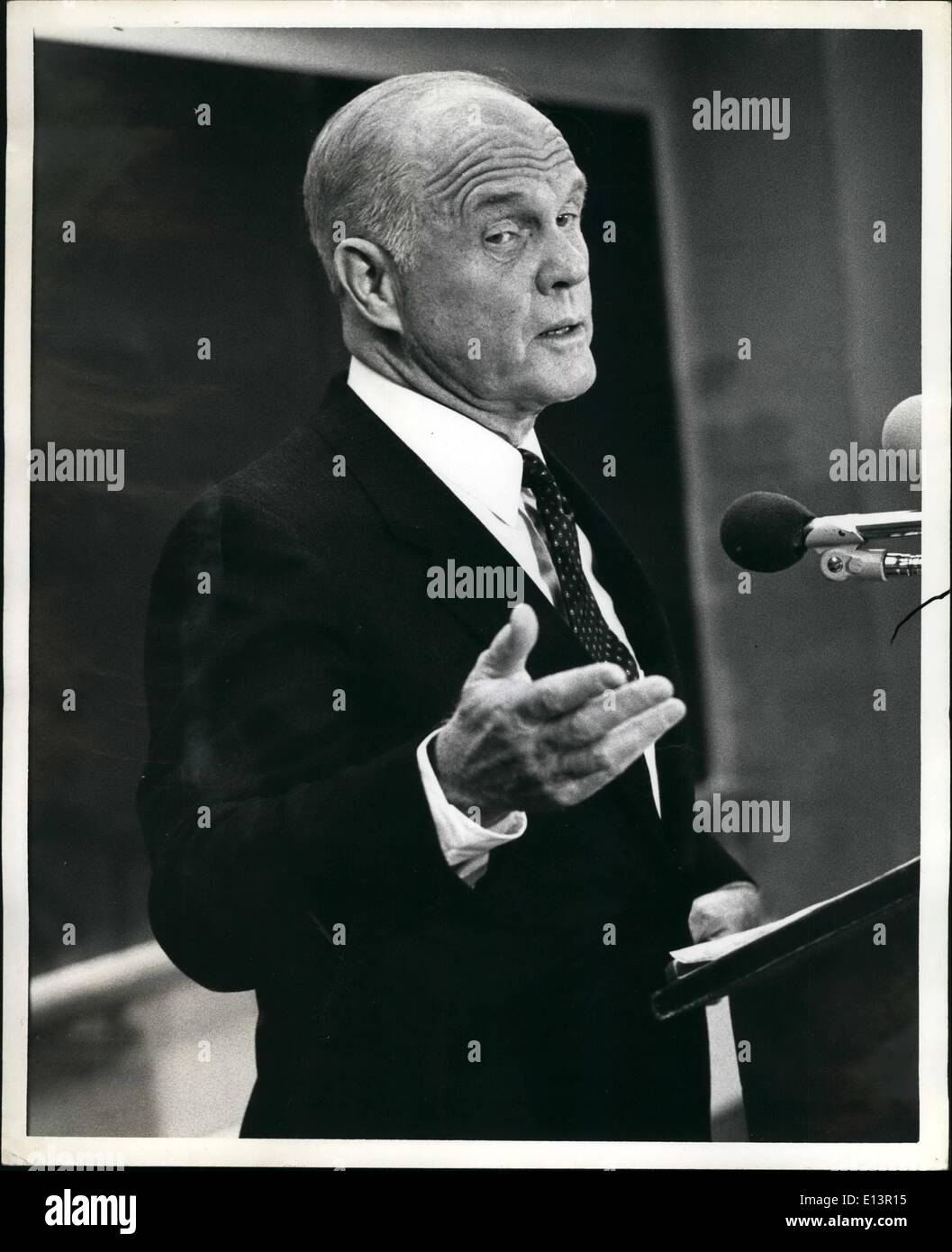 Mar. 22, 2012 - décembre 1983, New York University Graduate School of Business, New York City.:Le sénateur John Glenn s'est rendue à New York aujourd'hui et a tenu une conférence de presse à la New York University Graduate School of Business au cœur du nouveau quartier financier de New York. M. Glenn se onhis a répondu aux questions sur l'homosexualité. La photo montre la réaction après avoir été sénateur Glenss aked à quel âge il a consciemment choisi pour être droits plutôt que d'être gay. Banque D'Images