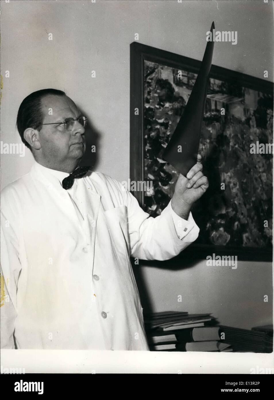 Mar. 22, 2012 - Le chef de l'hôpital moderne de Munich, le professeur Maurer, chirurgien en chef de l'Hôpital d'Dreslar 156, et l'homme sont principalement responsables pour le traitement chirurgical de l'accident d'victimes. Banque D'Images