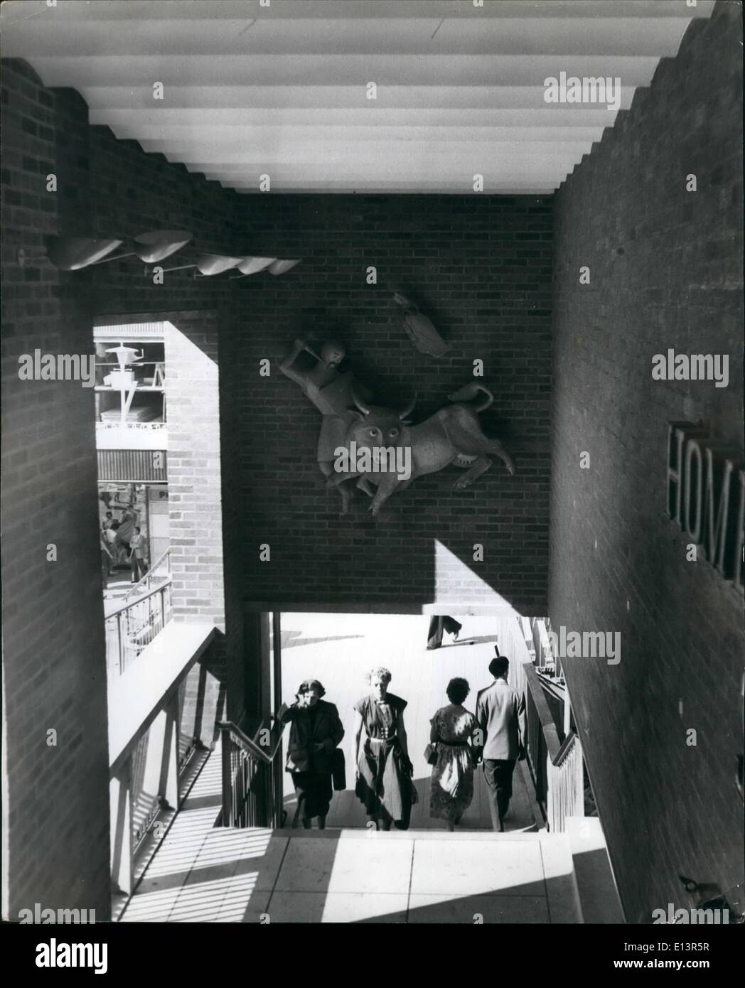 Mar. 22, 2012 - Le nouveau Coventry : l'une des décorations roman rappelant l'histoire locale, d'être trouvés sur l'un des escaliers menant aux boutiques dans la cité. Il illustre Guy de Warwick terrassant le Dun Cow et a été conçu par Mme Alma Hosking A.R.C.A Banque D'Images