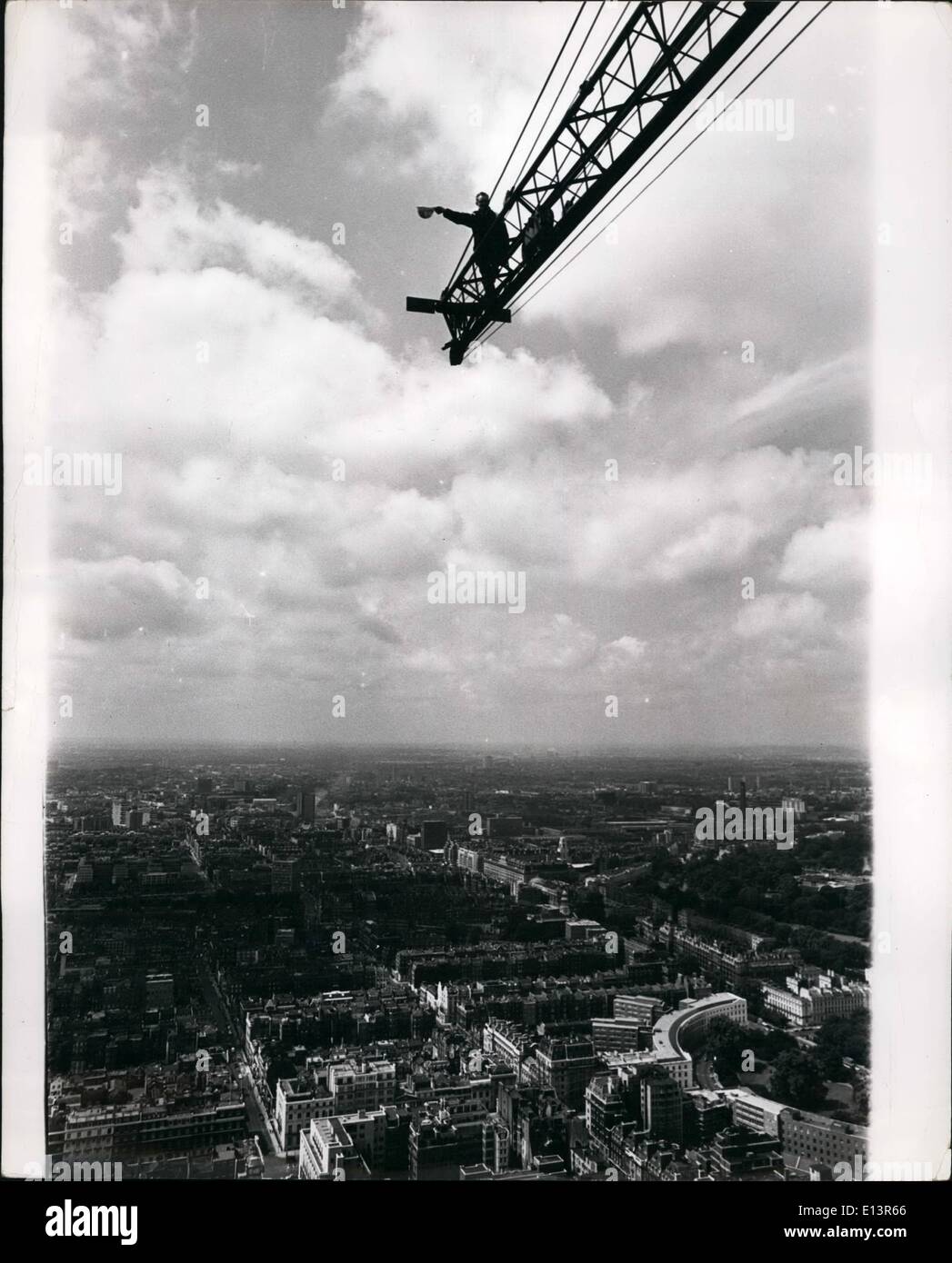 Mar. 22, 2012 - Jim Illimitée - l'homme en haut : Avec-vous les pieds et la tête froide, Jimmy Wheklan se met au travail - 635-pieds, en conducteur de grue sur le nouveau musée et la tour radio off Londres;s Tottenham Court Road, il a l'emploi. Hier, il a atteint la hauteur du succès - l'toppingout cérémonie, qui a marqué l'achèvement de la structure. Pour Jimmi, 52 ans, irlandais, il signifiait la fin de trois ans de travail qu'il a hissé jusqu'à 15 000 tonnes de ciment, d'acier et verre Banque D'Images