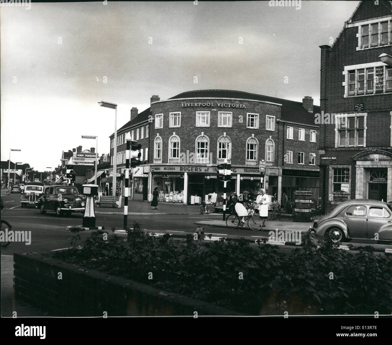 27 mars 2012 - l'un des nouveaux quartiers commerçants de Woking. Déjà avec les développements de logement les commerçants peuvent difficilement faire face à leurs affaires. Les prix des terrains montent en flèche. Maisons plus anciennes à disparaître dans le sillage du développeur. Des prix fantastiques pour la vieille maison de Woking : la pénurie de logements, la soif de terrains pour les développeurs de Maconnettes, les appartements et les magasins, sont source d'inquiétude dans de nombreux quartiers extérieurs de dortoir de Londres Banque D'Images