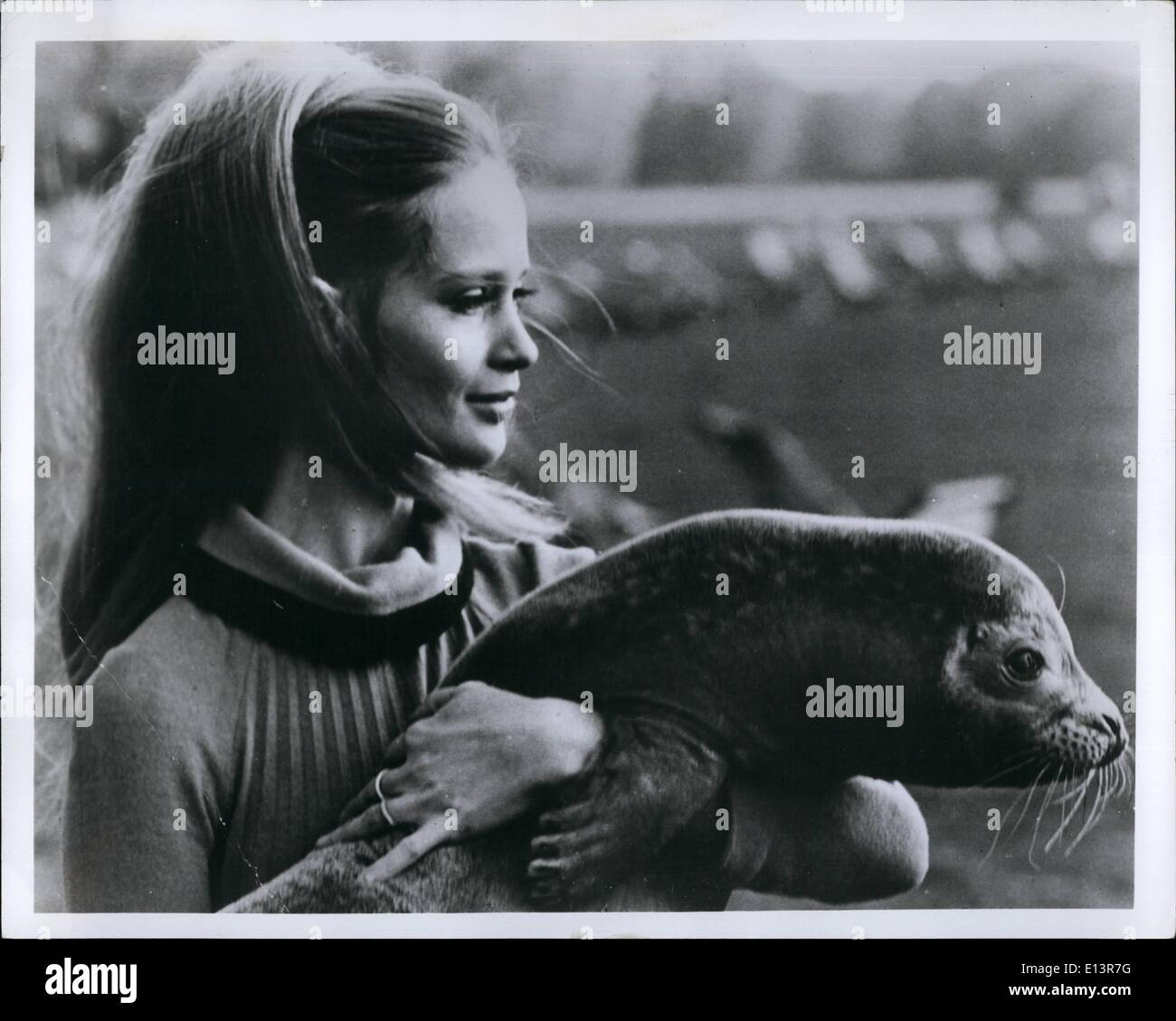 27 mars 2012 - Modèle de protestation contre le massacre de phoques. New York, mars 21 Celia Hammond, au top modèle, est titulaire d'un bébé phoque. Celia refuse de poser dans ou porter un manteau de fourrure. Le massacre de phoques annuelle n'aura pas lieu dans le nord-ouest de l'Atlantique, en dépit de protestation mondiale de travailleurs humanitaires et de protecteur de la nature. Les amis des animaux, Inc., un organisme sans but lucratif aux États-Unis, demande-américain de boycotter les fourrures de phoques. Banque D'Images