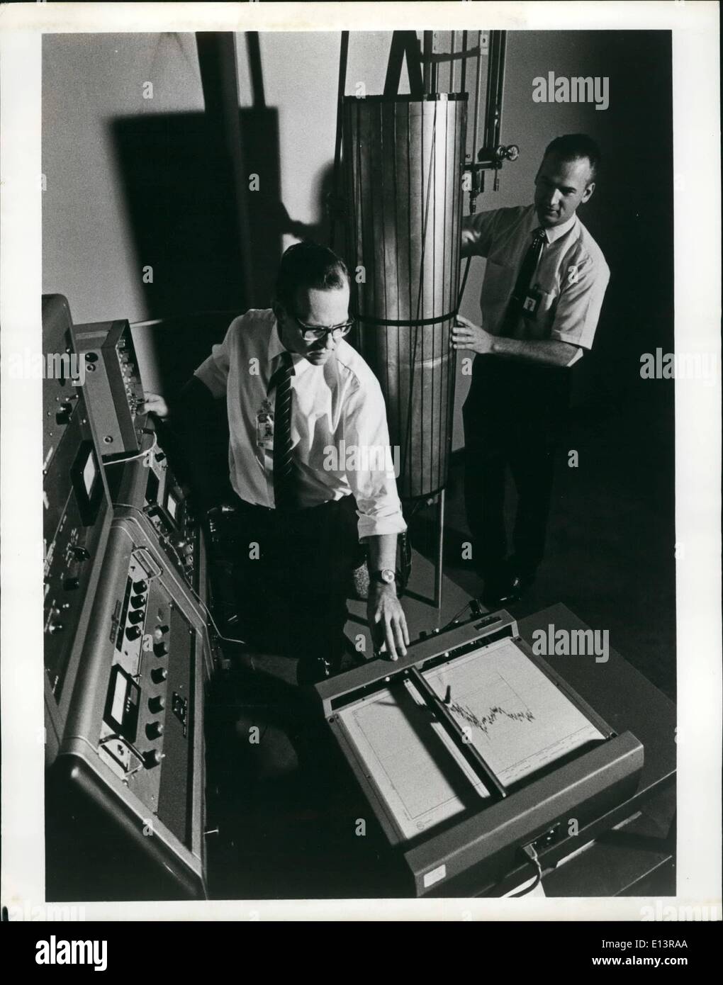 Mar. 22, 2012 - large usage médical et chimique est prévu par Varian Associates de ce nouvel instrument qui a le potentiel de débloquer la structure d'une seule cellule. Le Dr Norbert Weichert (à gauche) examine le graphique qui représente les atomes dans une molécule. Co-développeur Le Dr John Helmer est photographié à côté du cylindre dans lequel les électrons sont pesés pour analyse. Banque D'Images